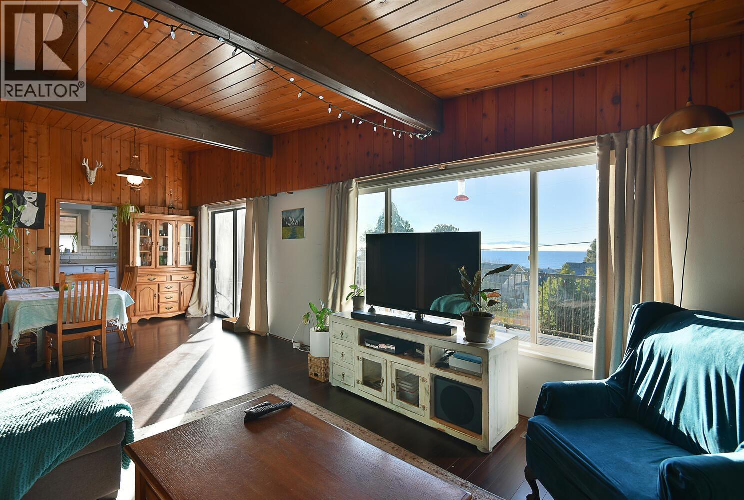 4726 LAUREL AVENUE, Sechelt