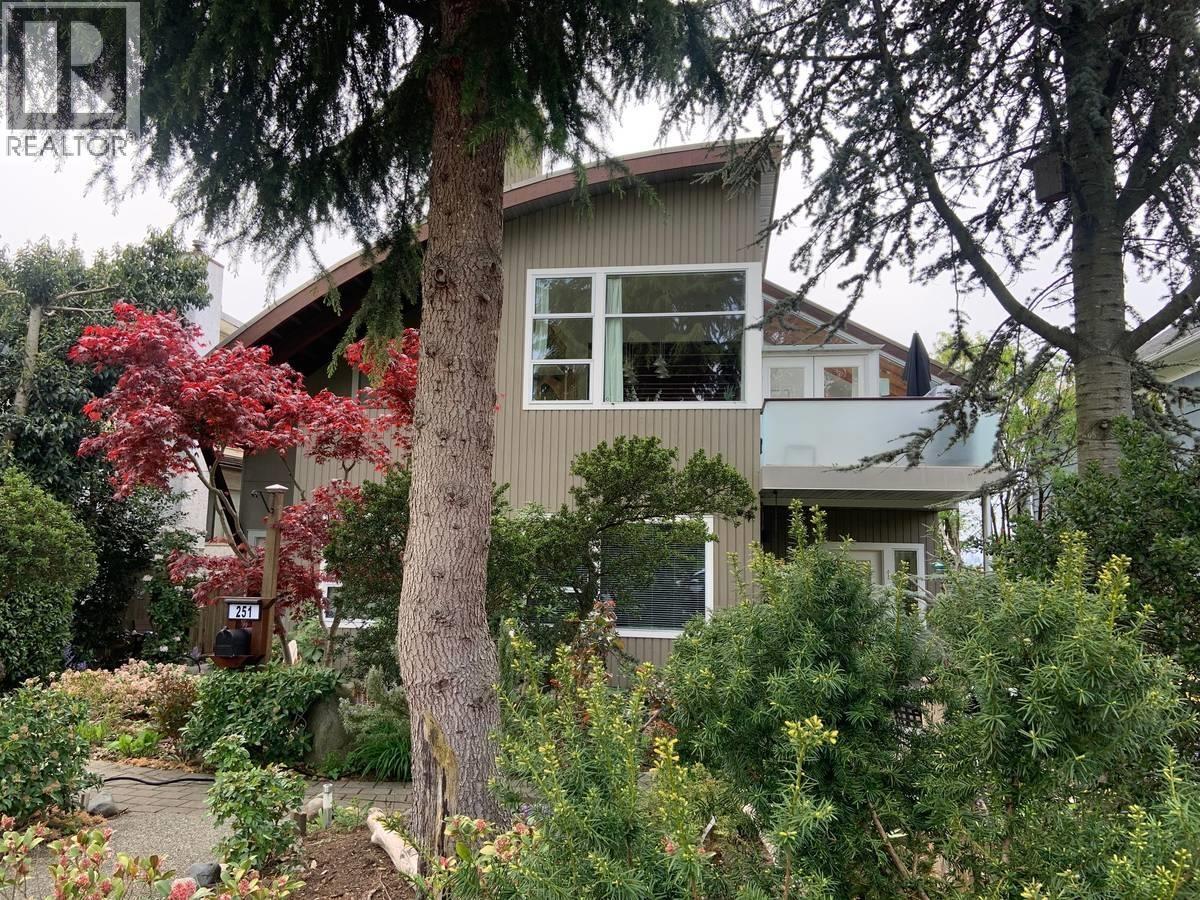 1 251 6 STREET, North Vancouver