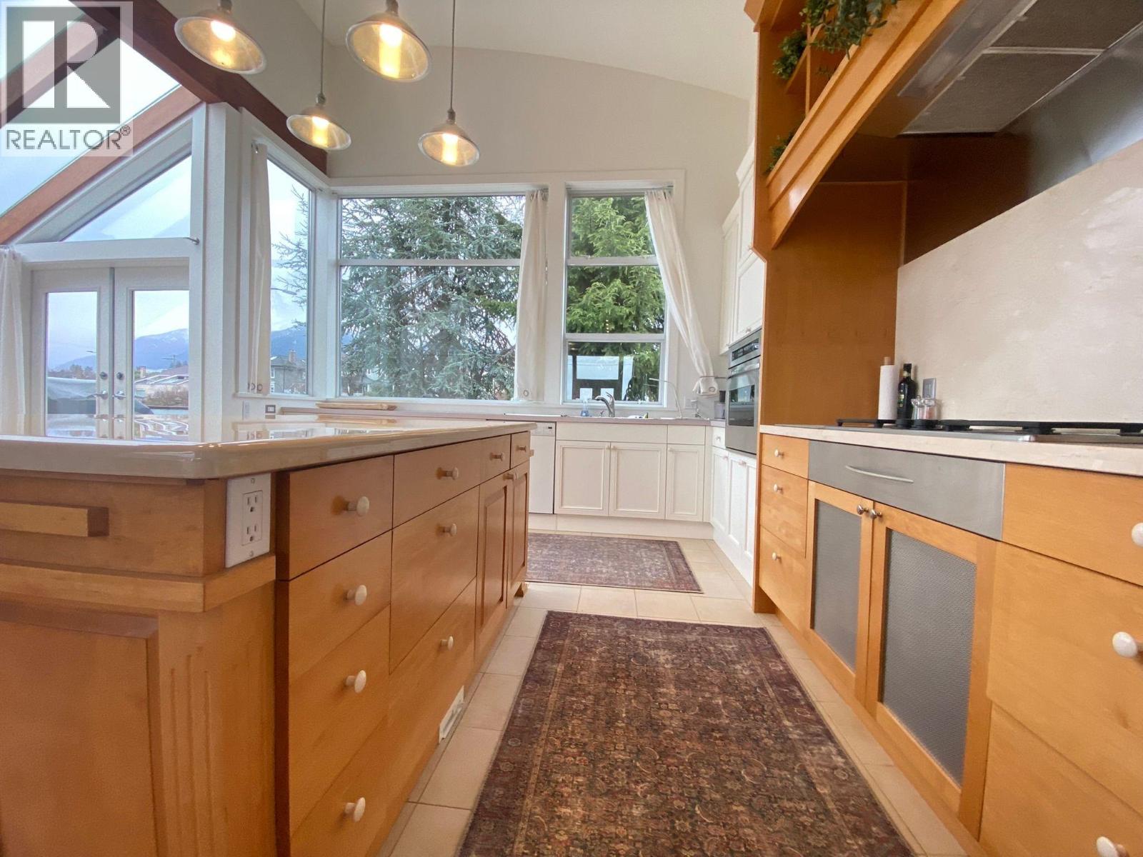 1 251 6 STREET, North Vancouver