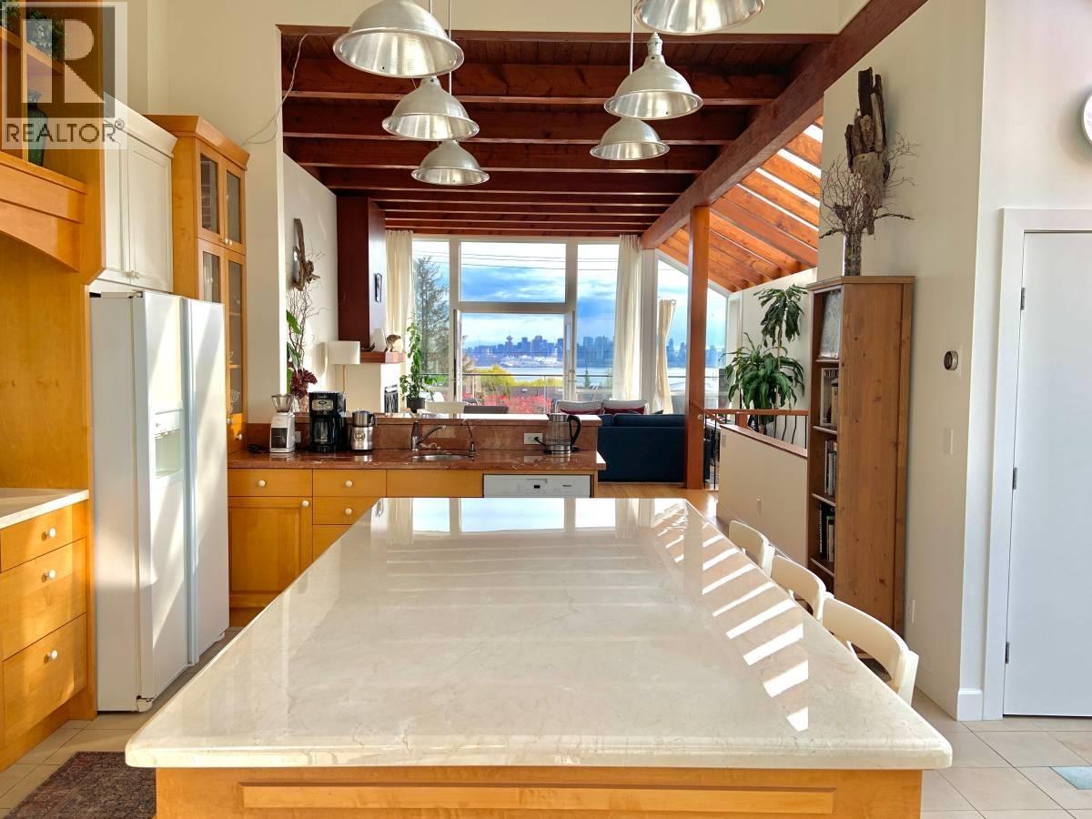 1 251 6 STREET, North Vancouver