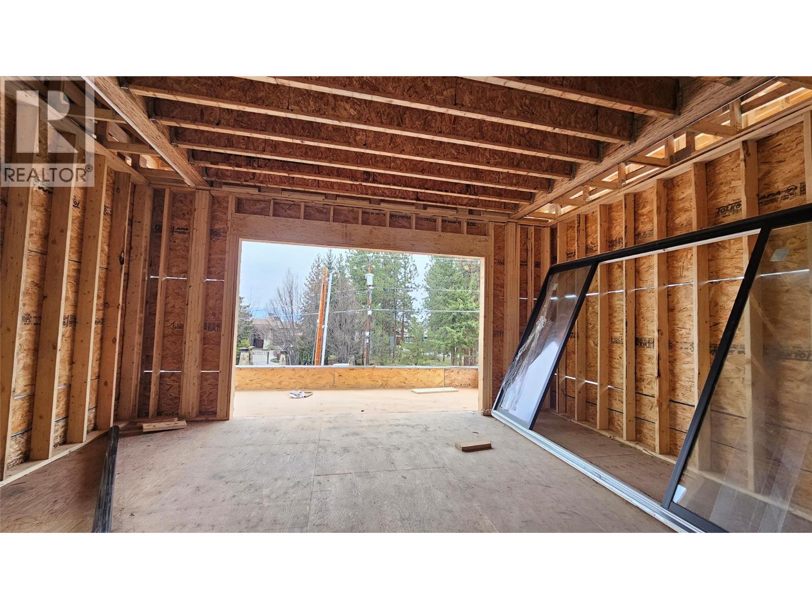 1 757 Barnaby Road, Kelowna