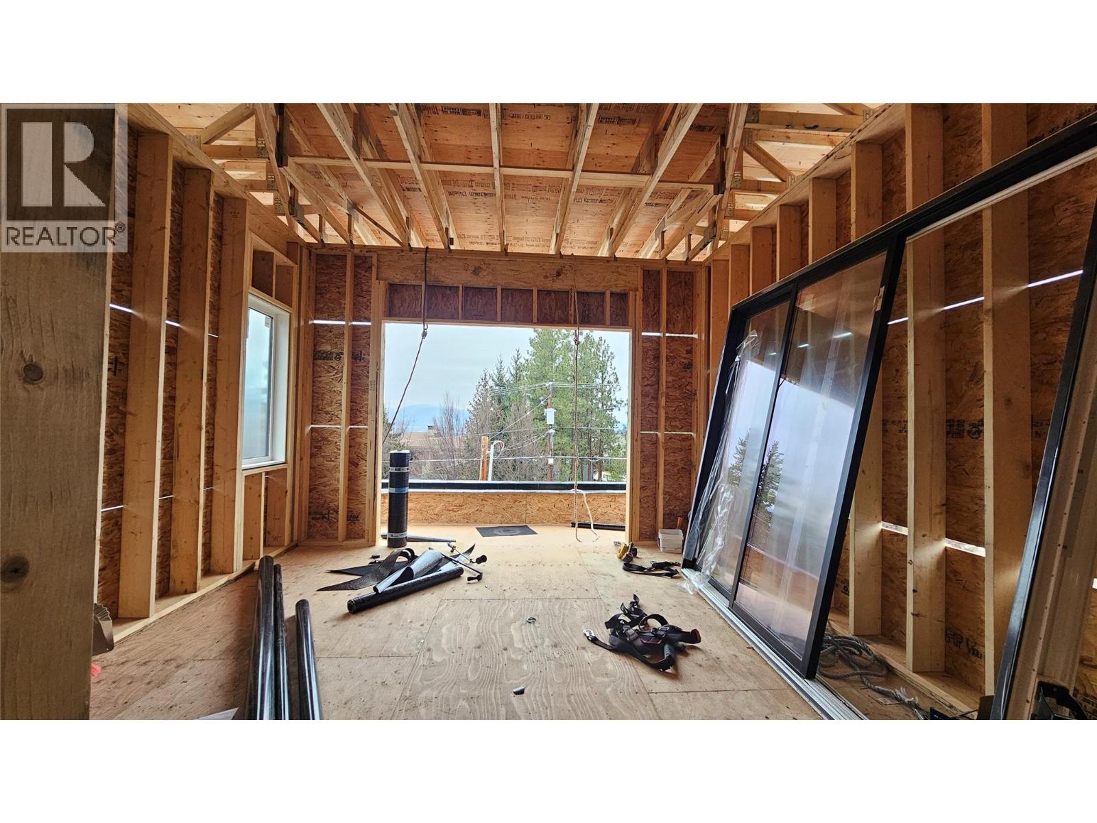 1 757 Barnaby Road, Kelowna