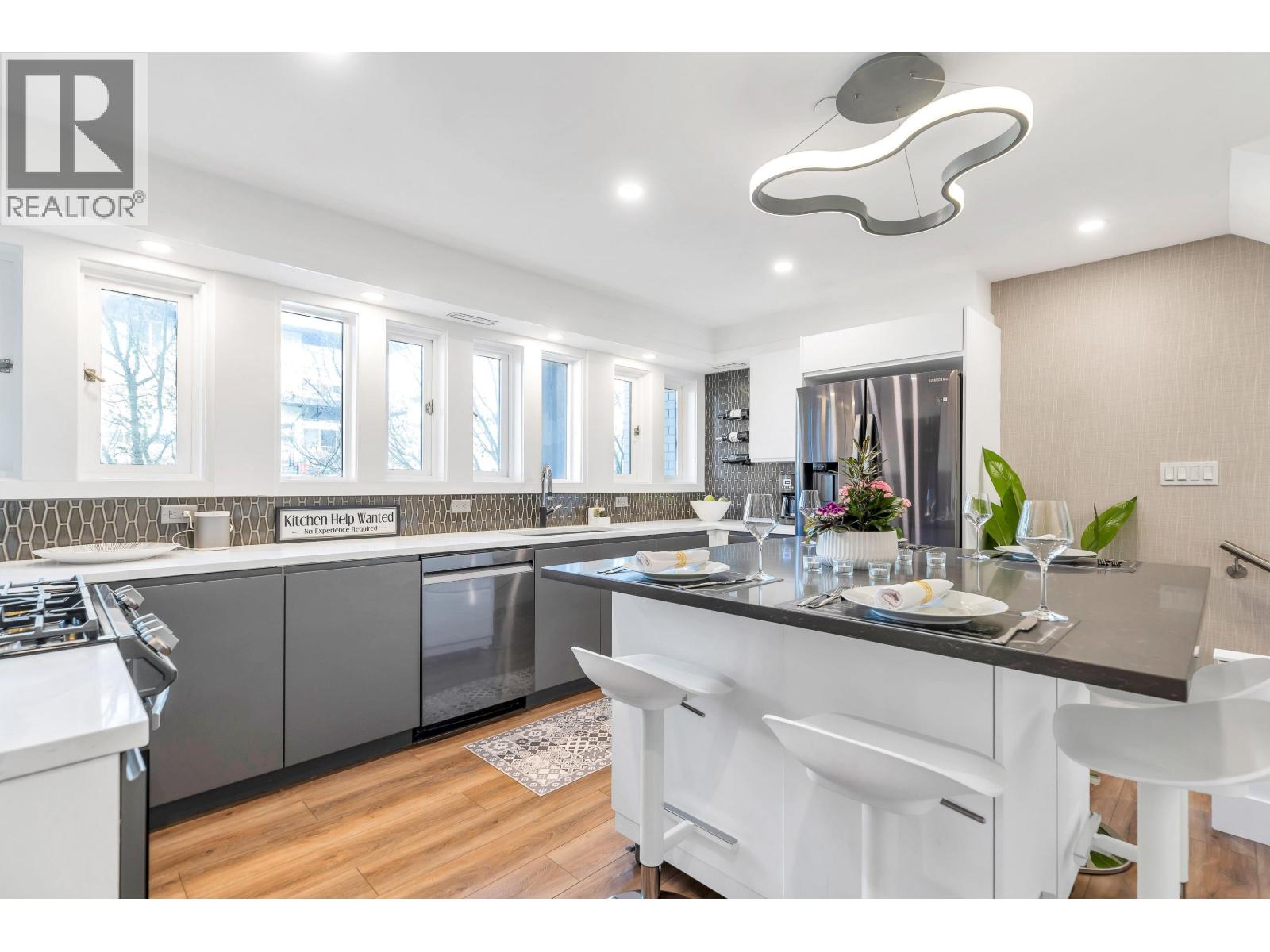 4 328 E 2ND STREET, North Vancouver