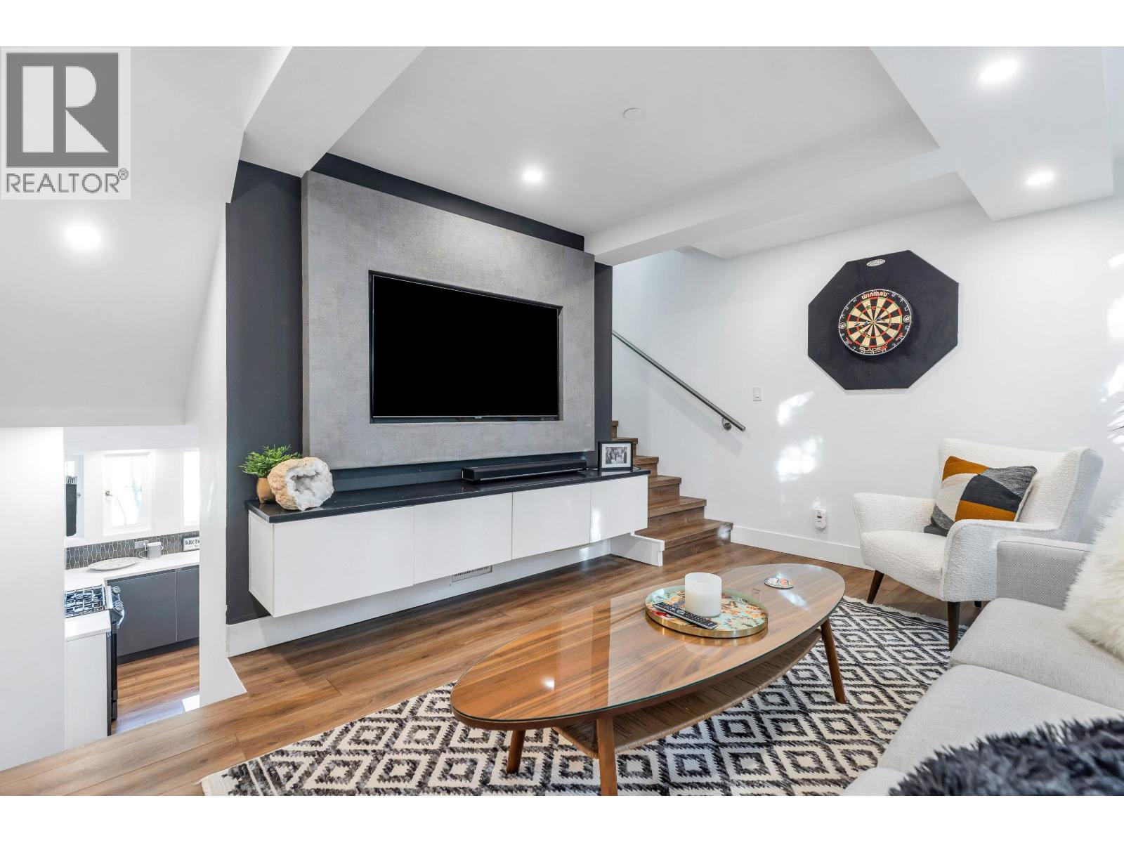 4 328 E 2ND STREET, North Vancouver