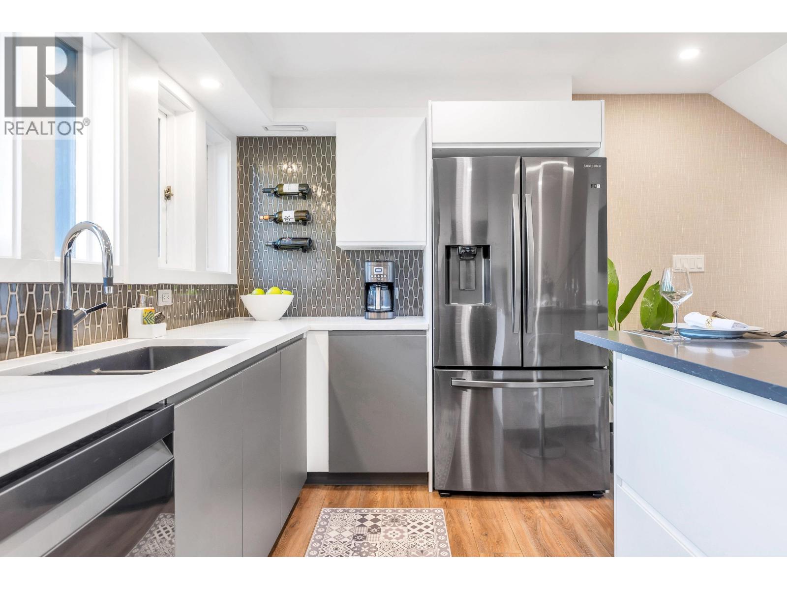 4 328 E 2ND STREET, North Vancouver