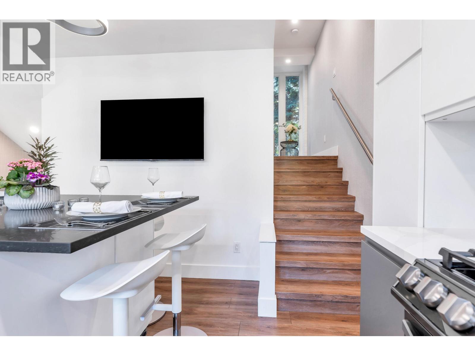 4 328 E 2ND STREET, North Vancouver