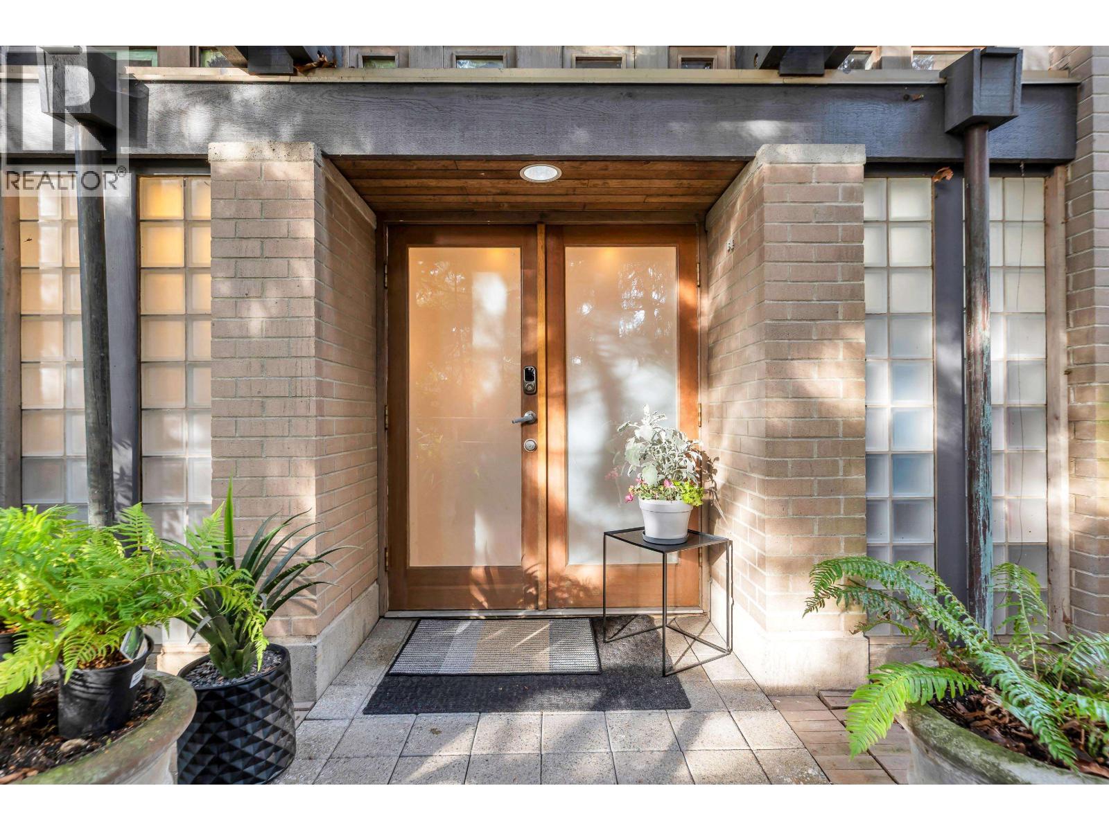 4 328 E 2ND STREET, North Vancouver