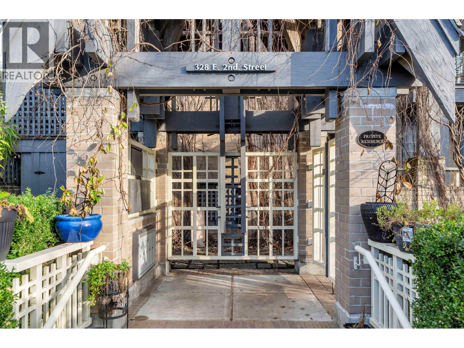 4 328 E 2ND STREET, North Vancouver