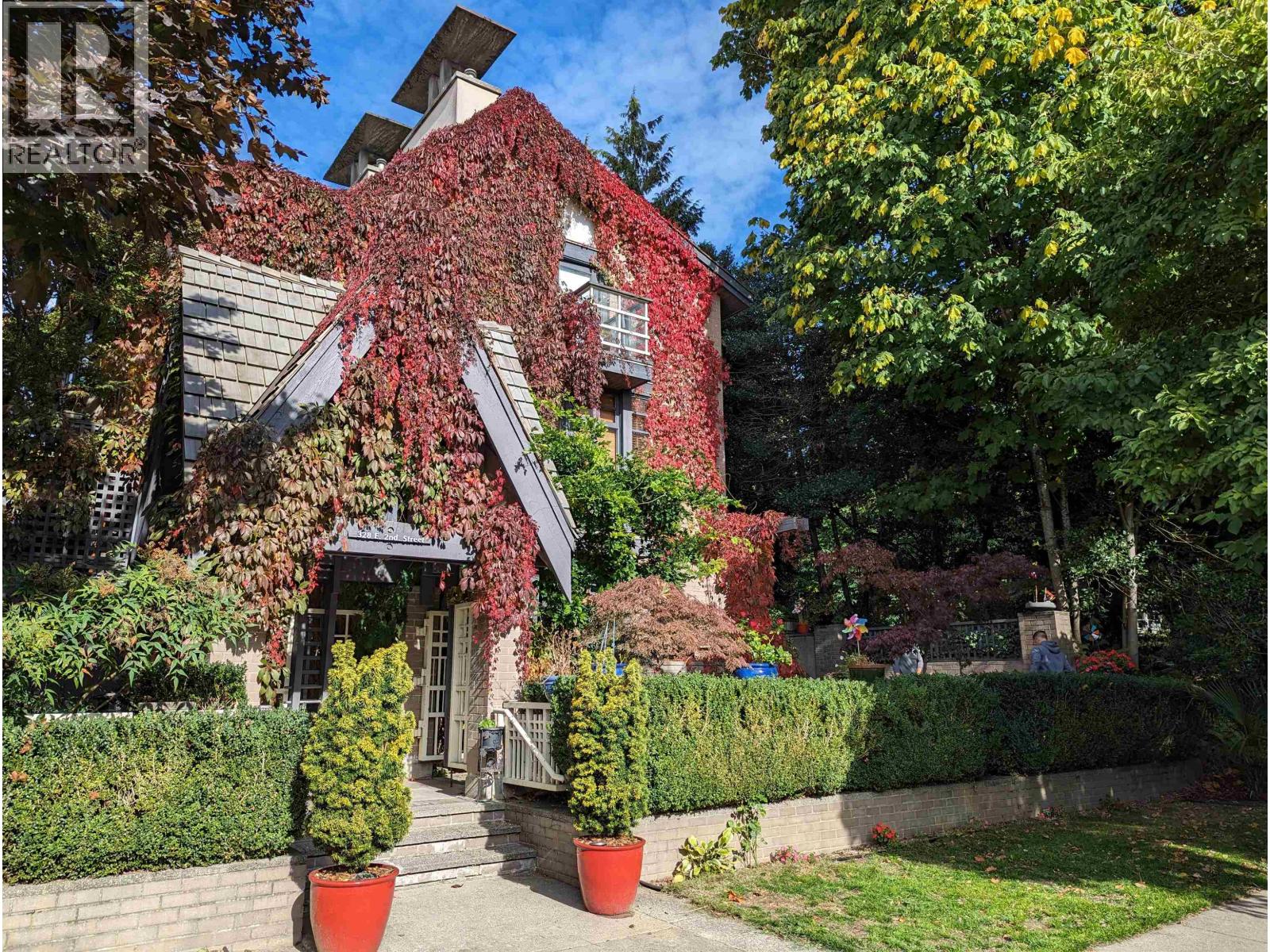 4 328 E 2ND STREET, North Vancouver