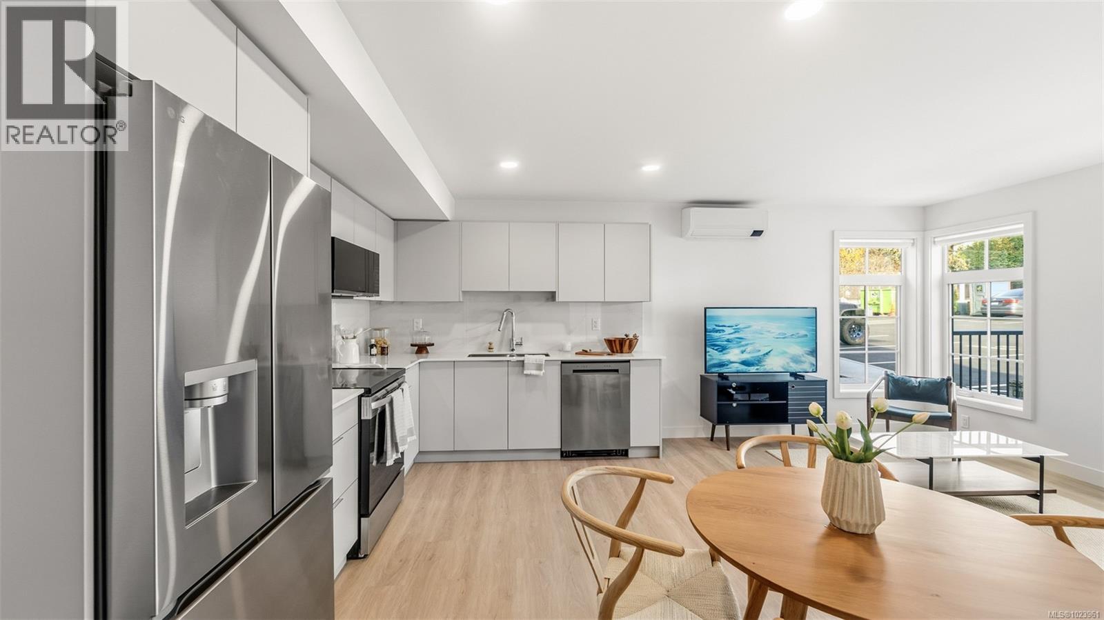 6101 4201 Tyndall Avenue, Saanich