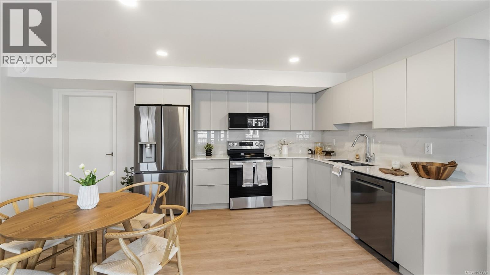 6101 4201 Tyndall Avenue, Saanich