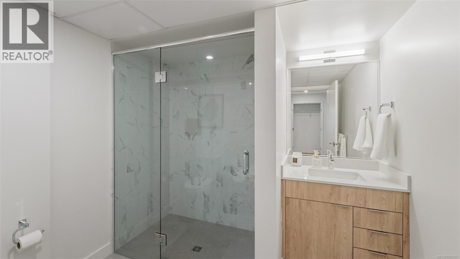 6101 4201 Tyndall Avenue, Saanich