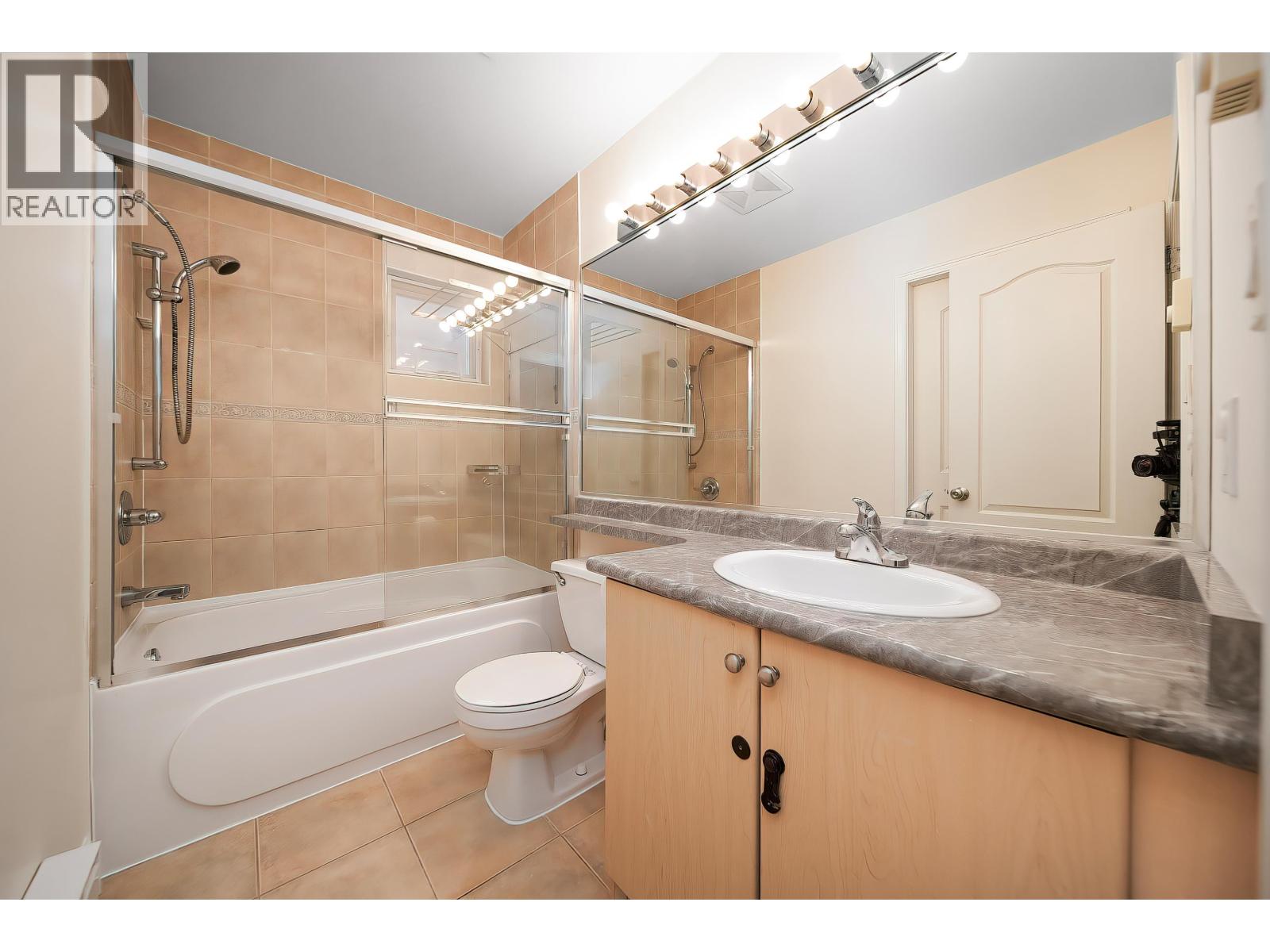 #15-9288 KEEFER Avenue, Richmond