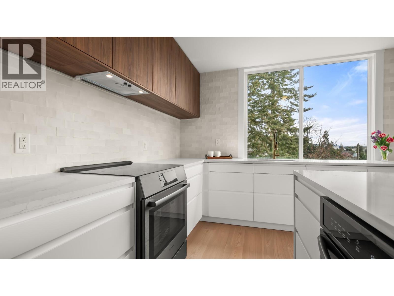 401 475 13TH STREET, West Vancouver