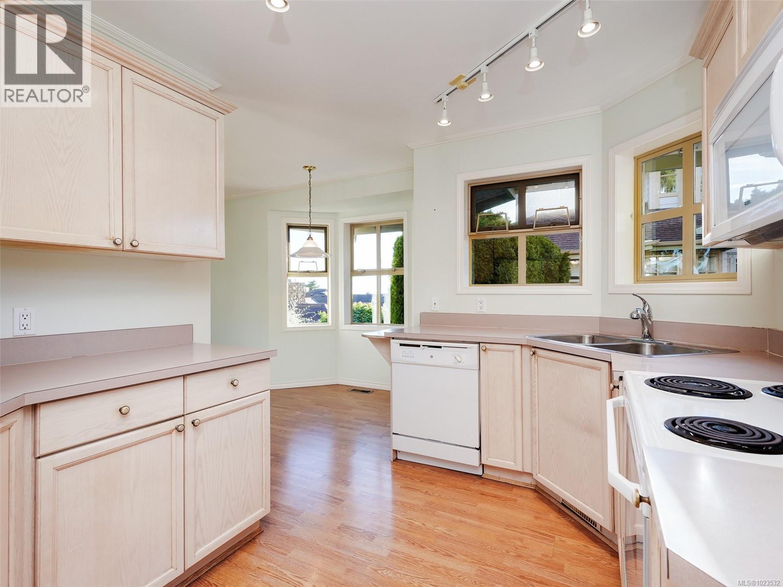 Single Family House for Sale in   Marsett Pl Royal Pines Saanich 