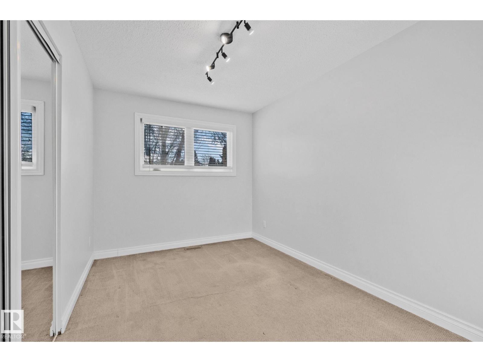 23 LARKSPUR CR, St. Albert