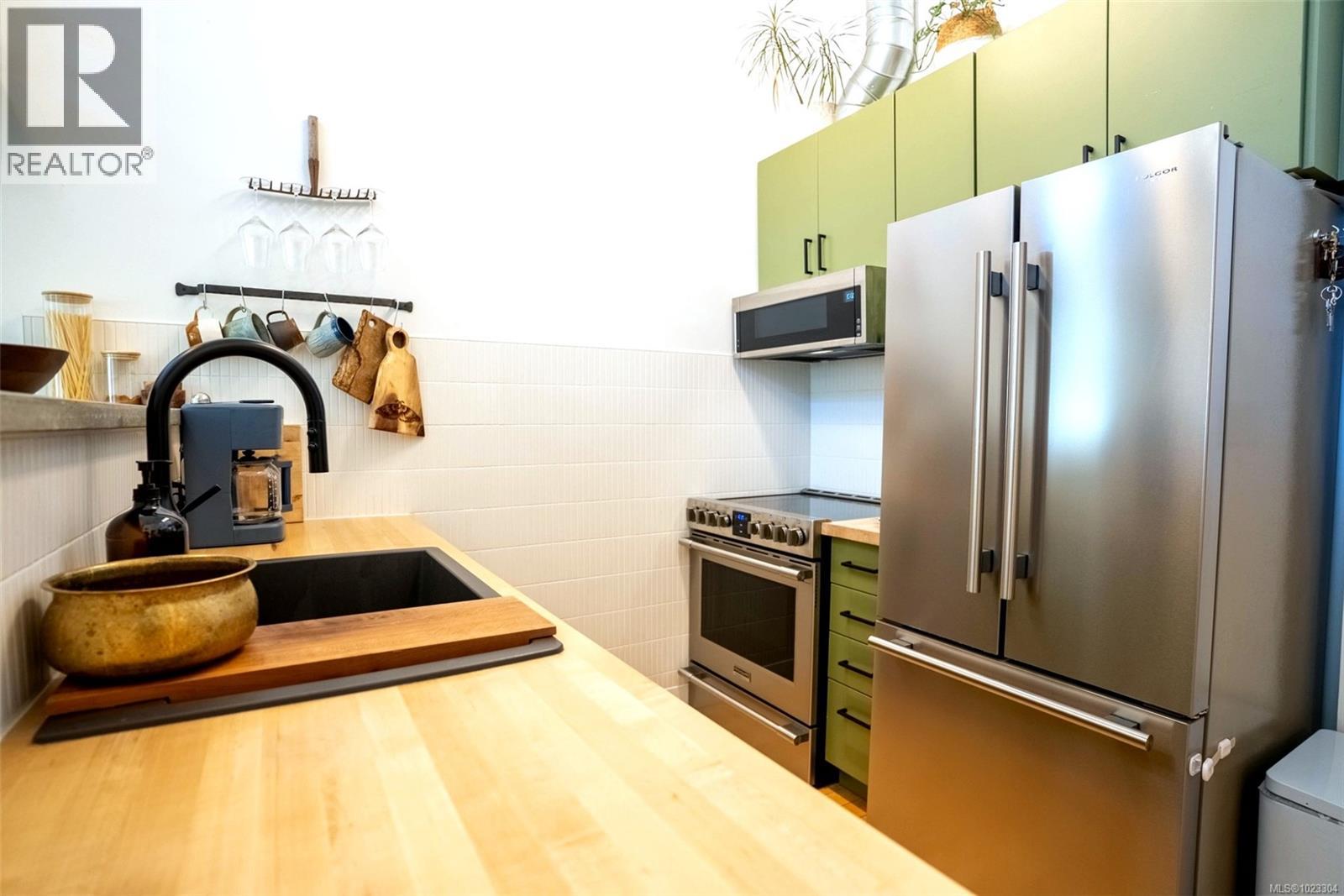 4 797 Tyee Road, Victoria