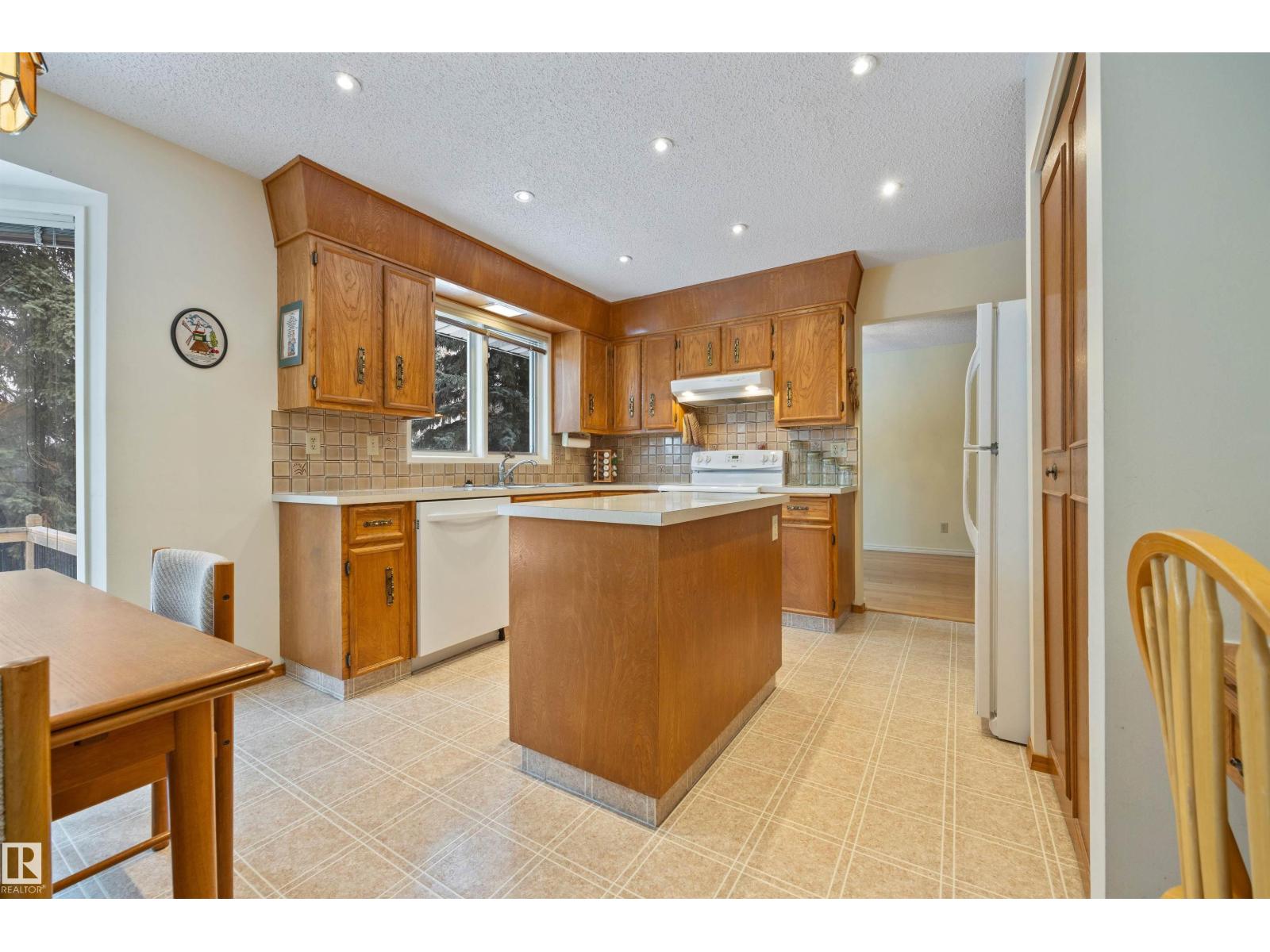 5 LOYOLA PL, St. Albert