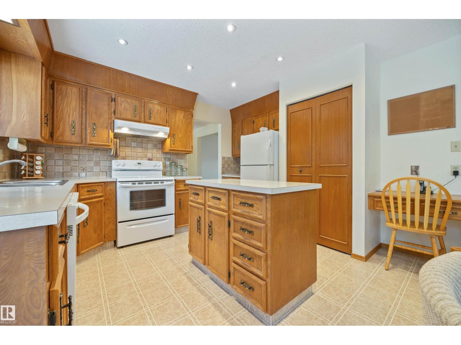 5 LOYOLA PL, St. Albert