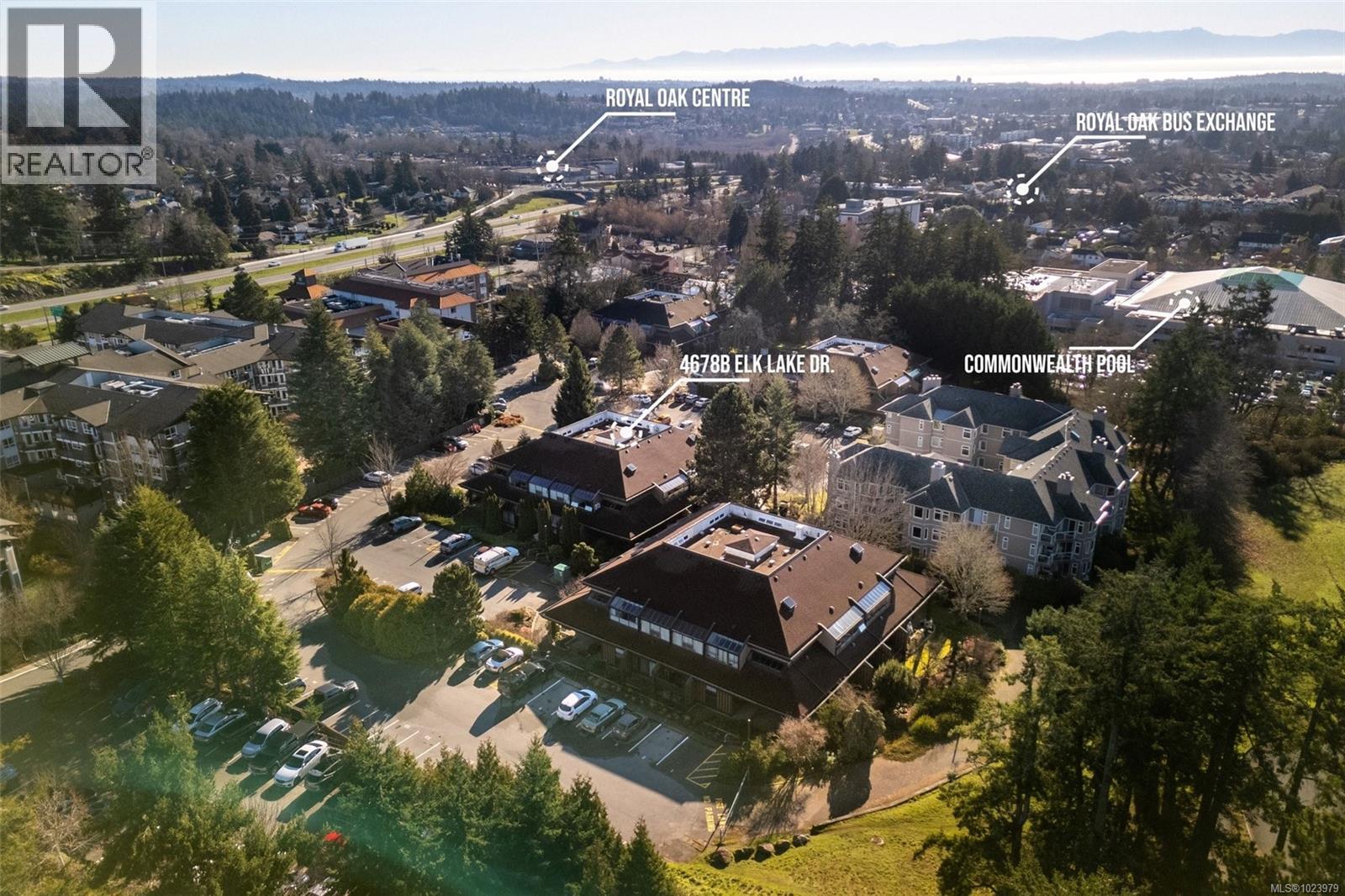 Single Family House for Sale in B  Elk Lake Dr Saanich 