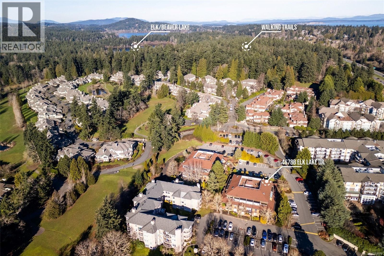 Single Family House for Sale in B  Elk Lake Dr Saanich 