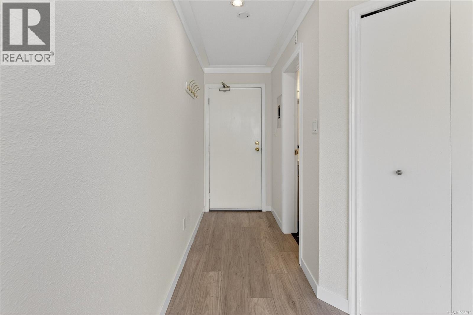 Single Family House for Sale in B  Elk Lake Dr Saanich 