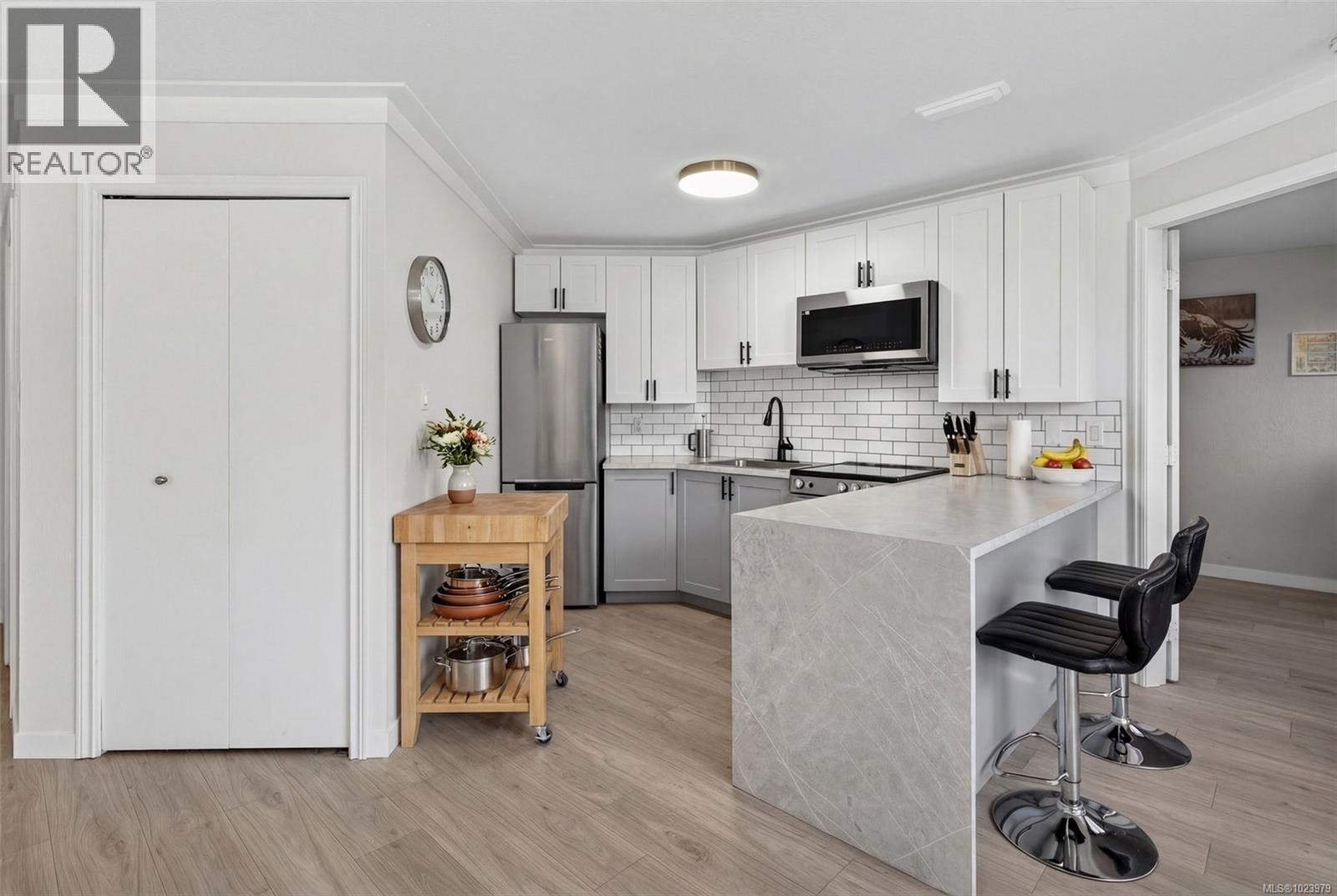 Single Family House for Sale in B  Elk Lake Dr Saanich 