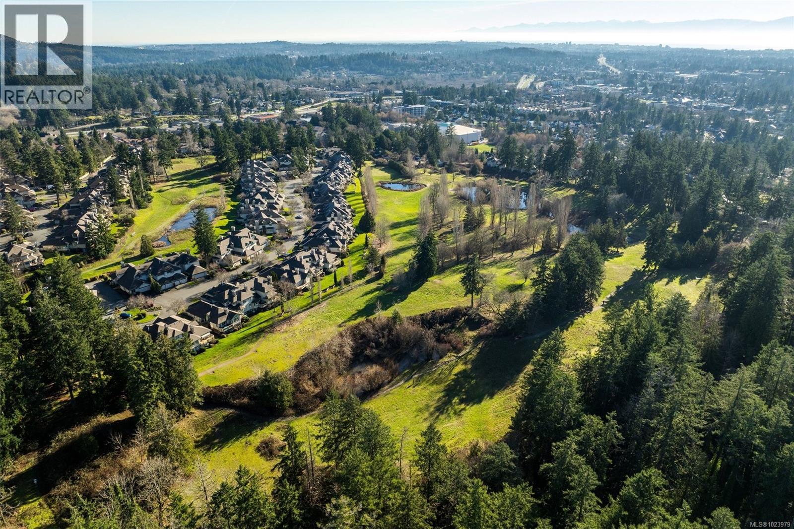 Single Family House for Sale in B  Elk Lake Dr Saanich 