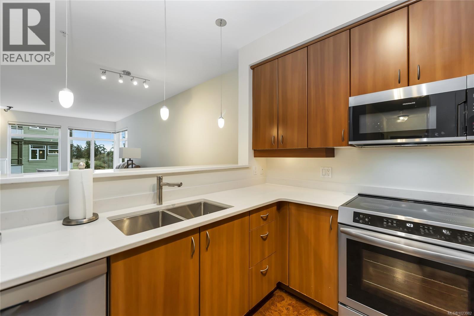 203D 1115 Craigflower Rd, Esquimalt