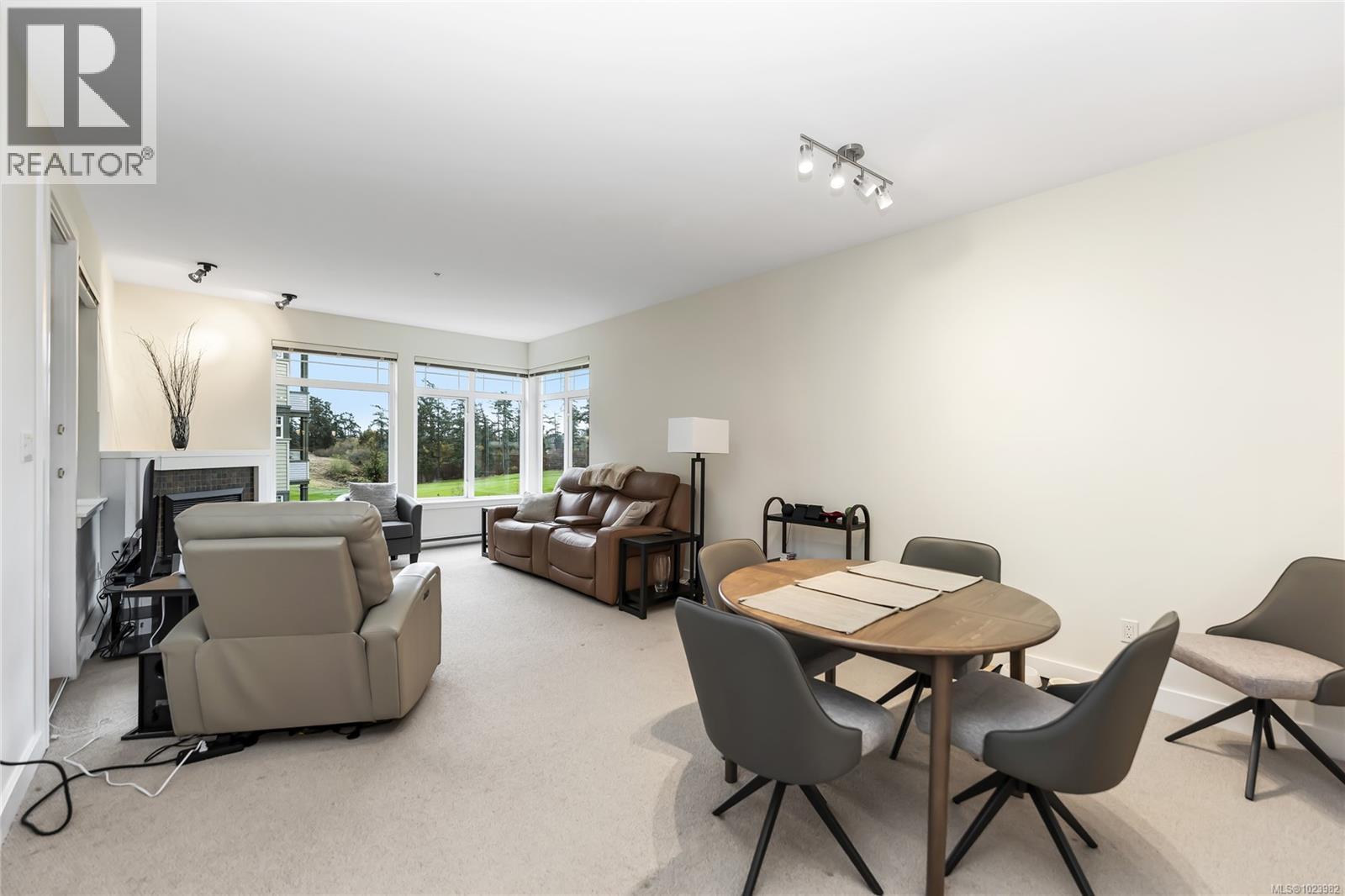 203D 1115 Craigflower Rd, Esquimalt