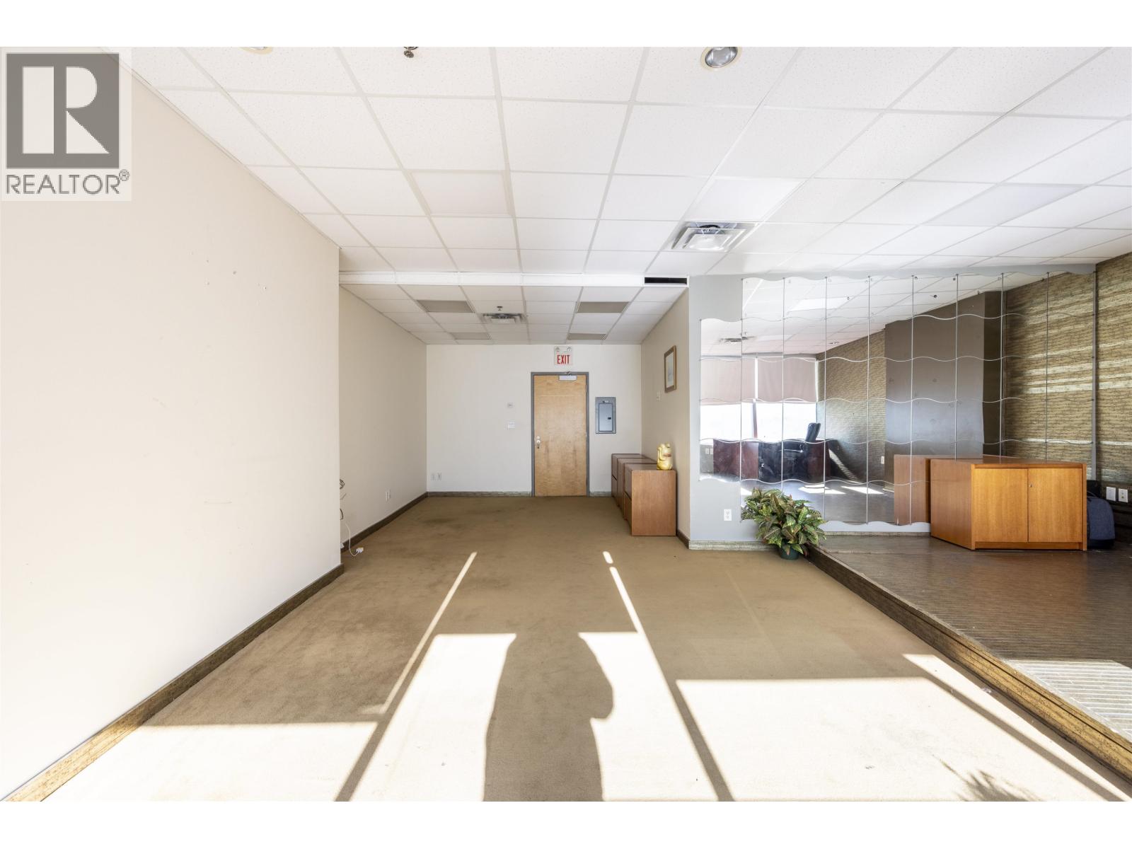 Office in Burnaby - Image 11
