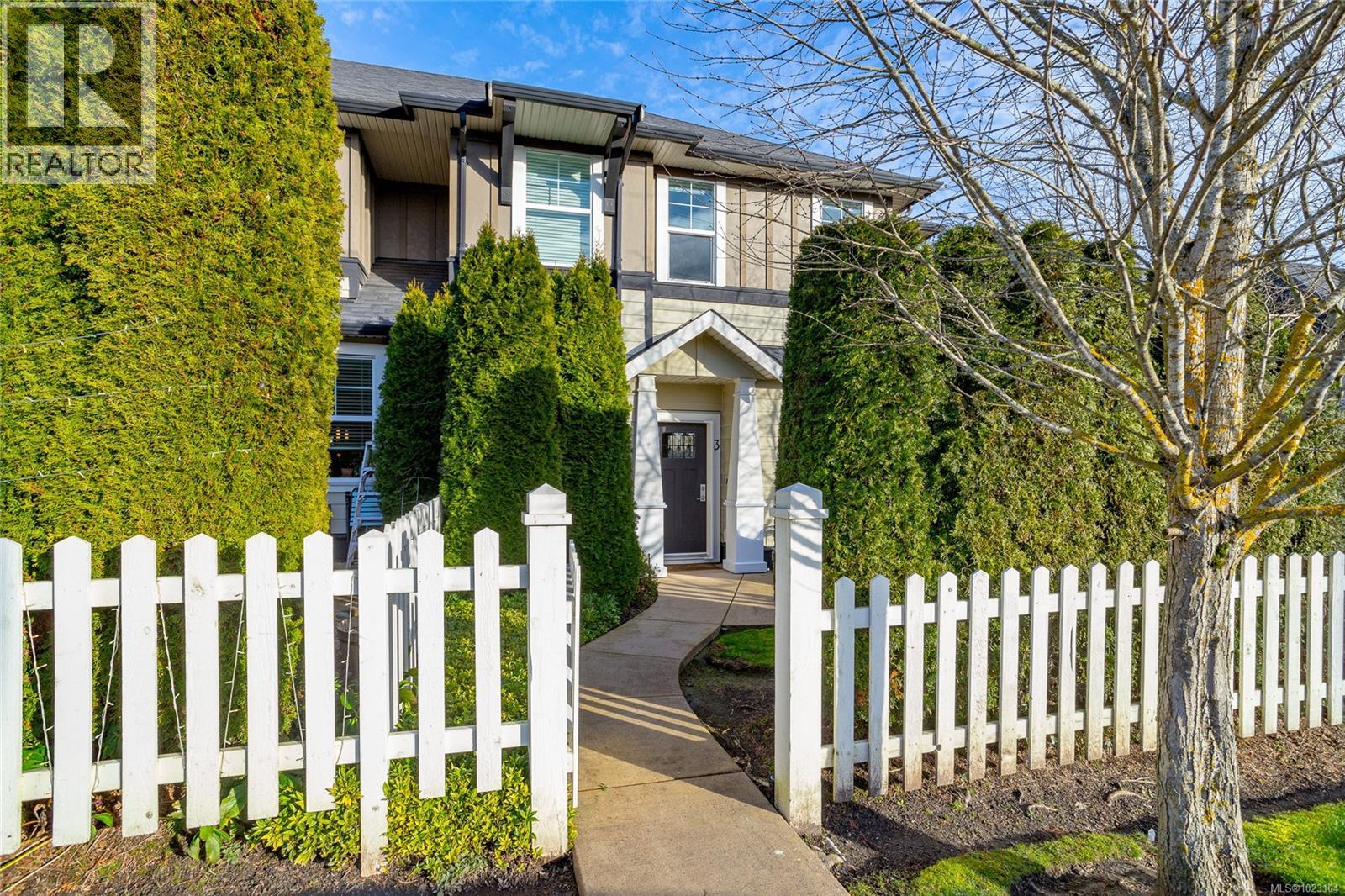 3 3903 Douglas Street, Saanich