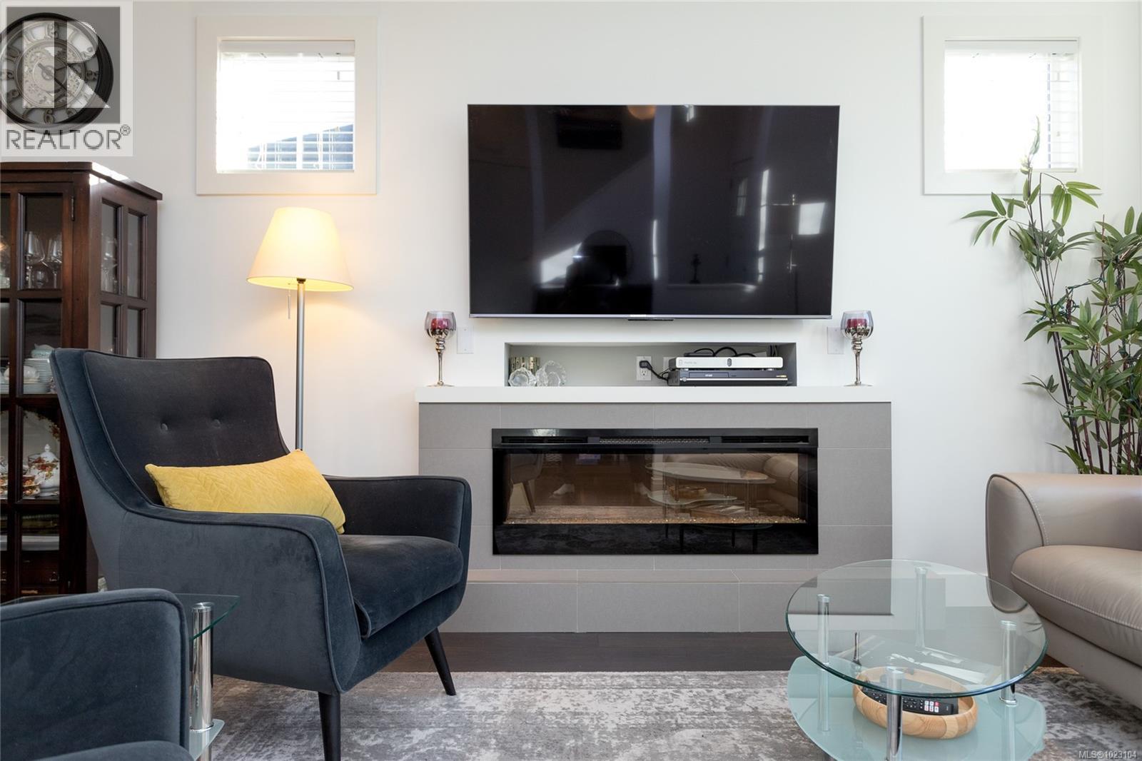 3 3903 Douglas Street, Saanich