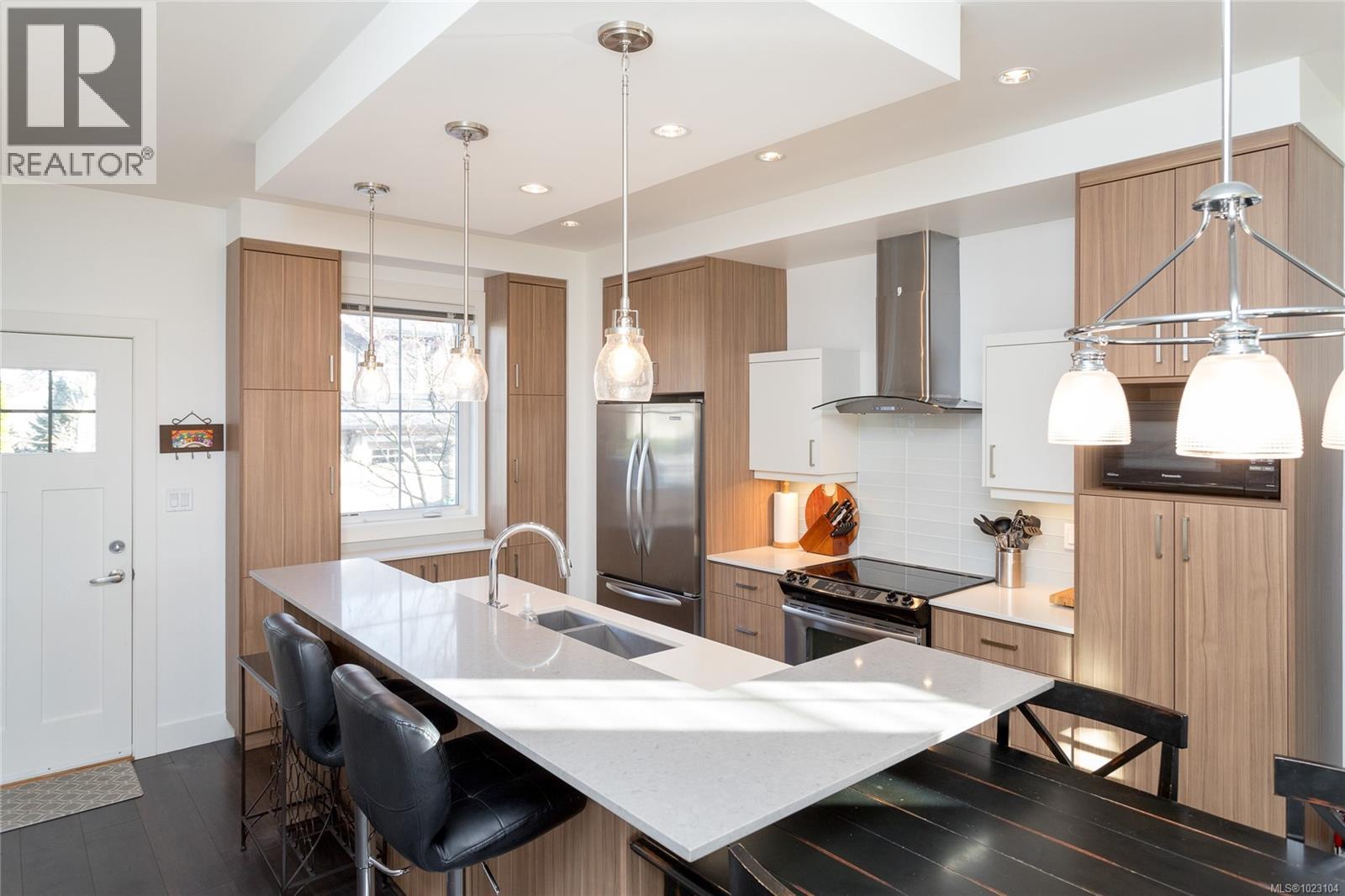 3 3903 Douglas Street, Saanich