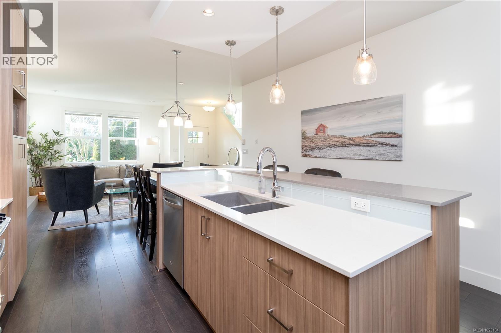3 3903 Douglas Street, Saanich