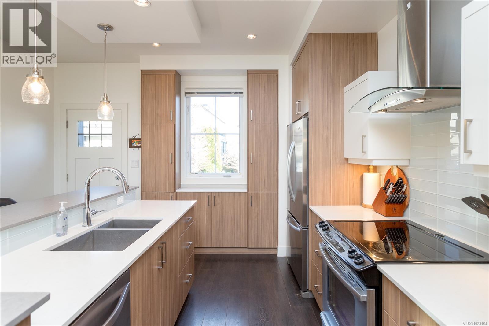 3 3903 Douglas Street, Saanich