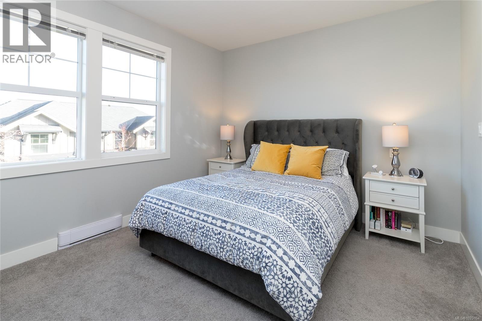 3 3903 Douglas Street, Saanich