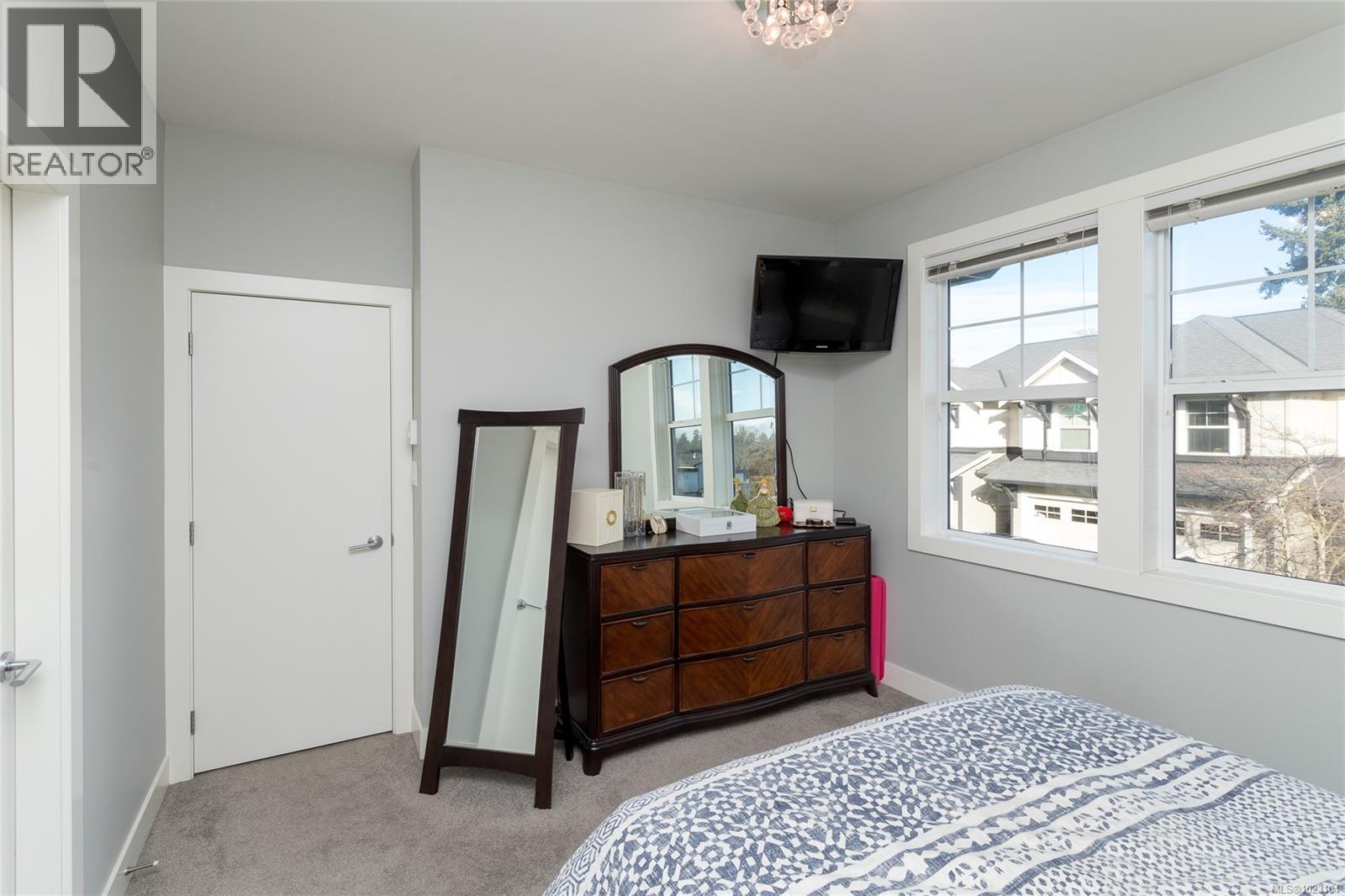 3 3903 Douglas Street, Saanich