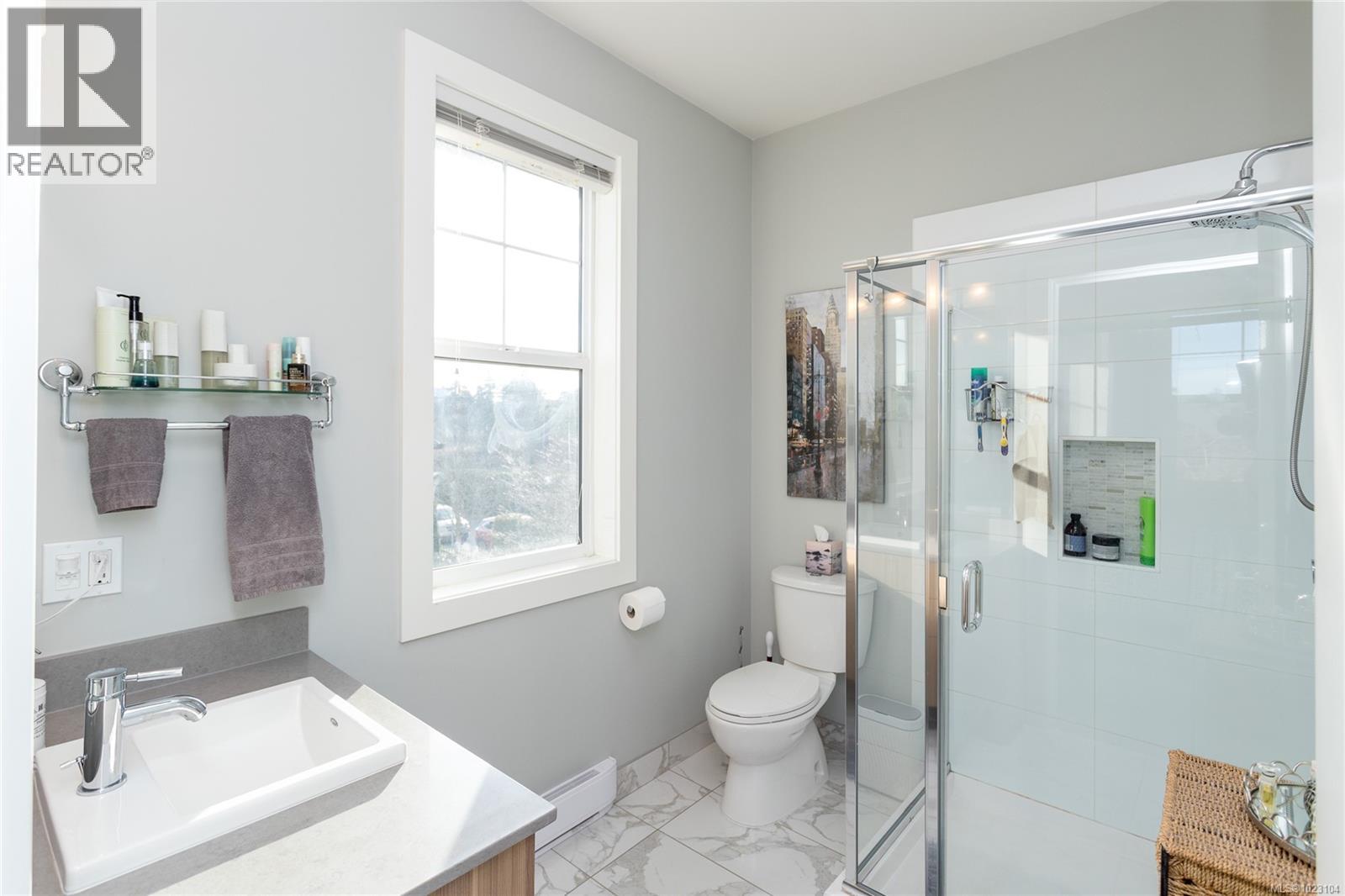 3 3903 Douglas Street, Saanich