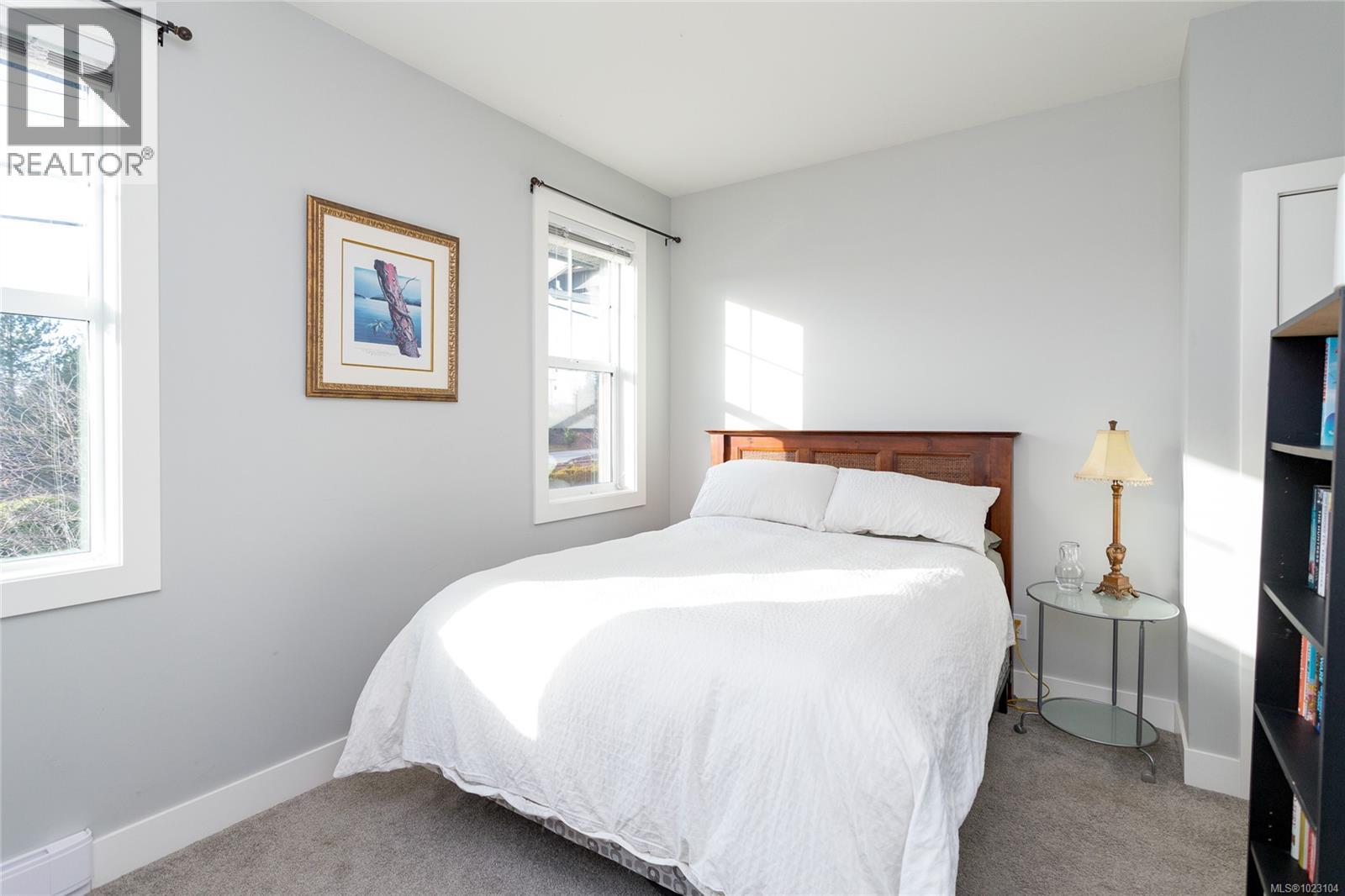 3 3903 Douglas Street, Saanich