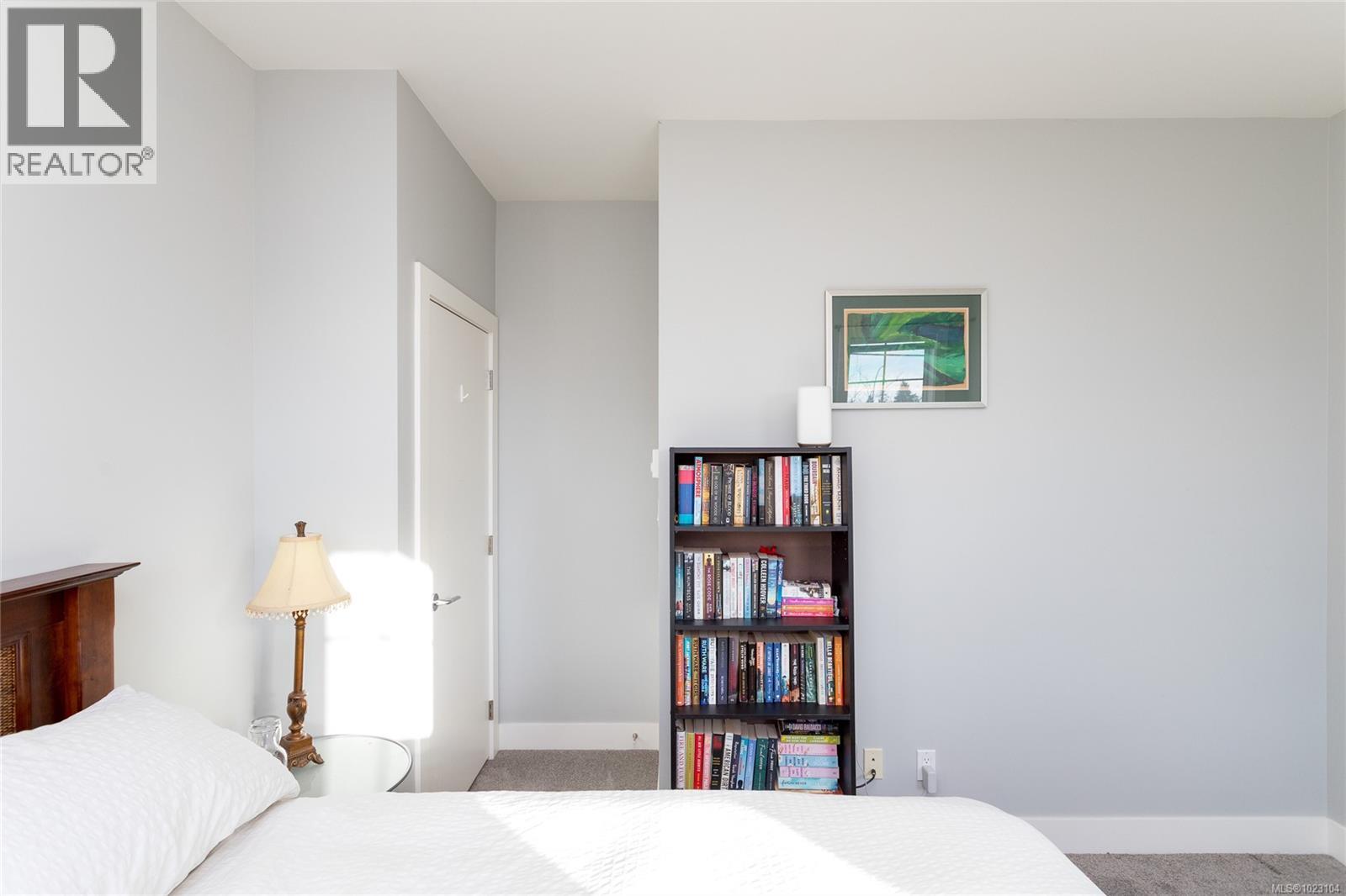 3 3903 Douglas Street, Saanich