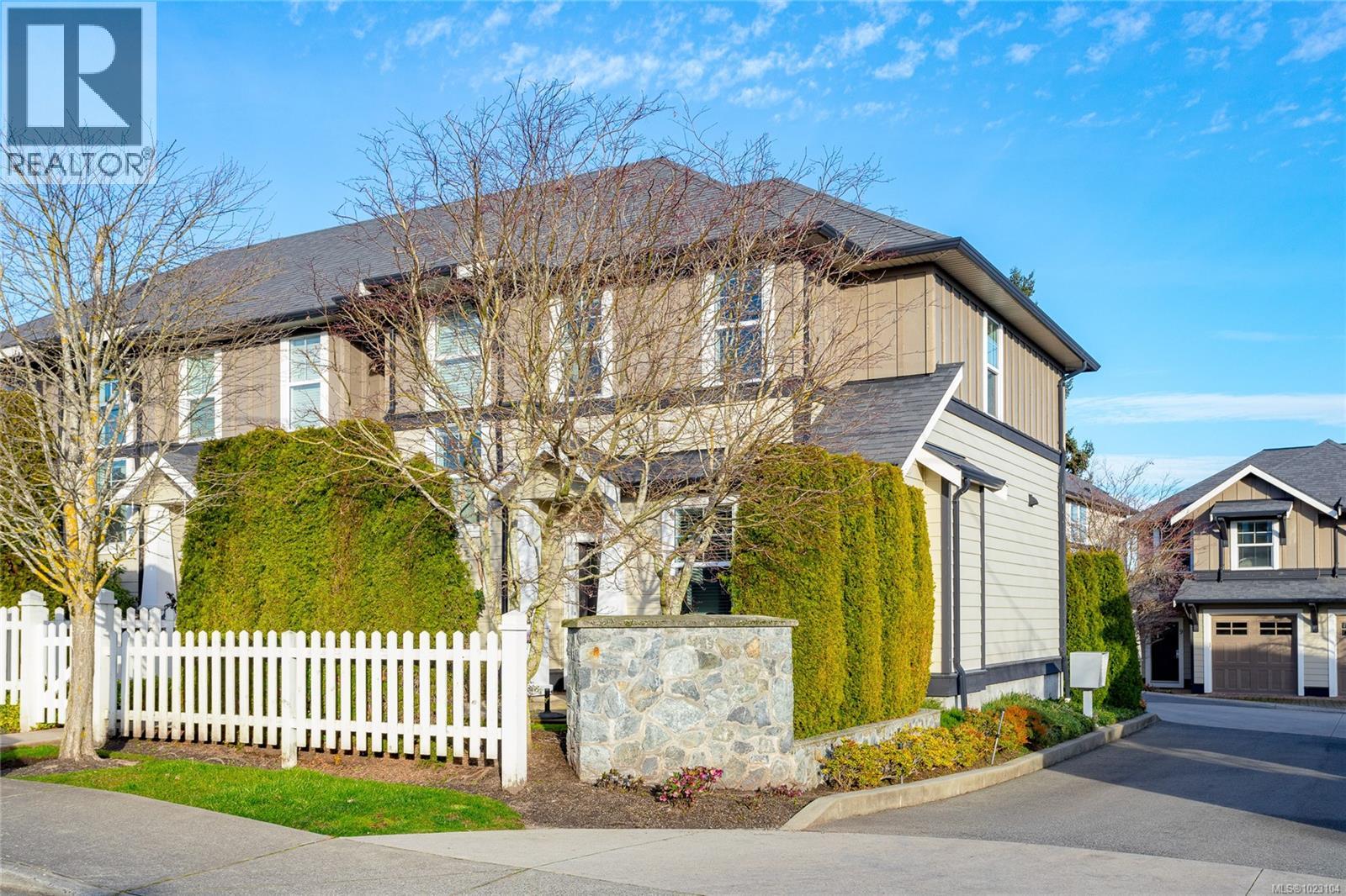 3 3903 Douglas Street, Saanich