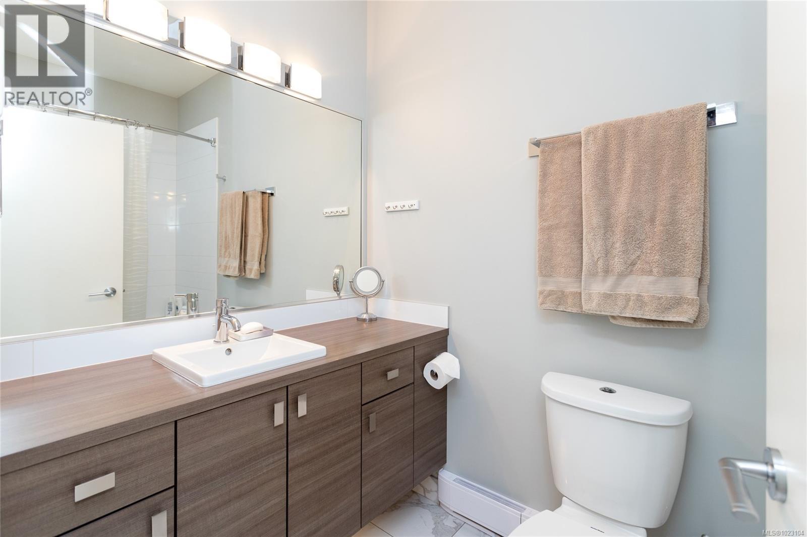 3 3903 Douglas Street, Saanich