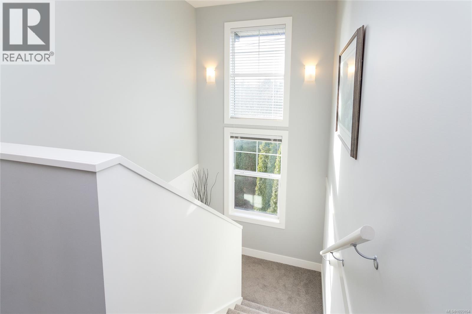 3 3903 Douglas Street, Saanich