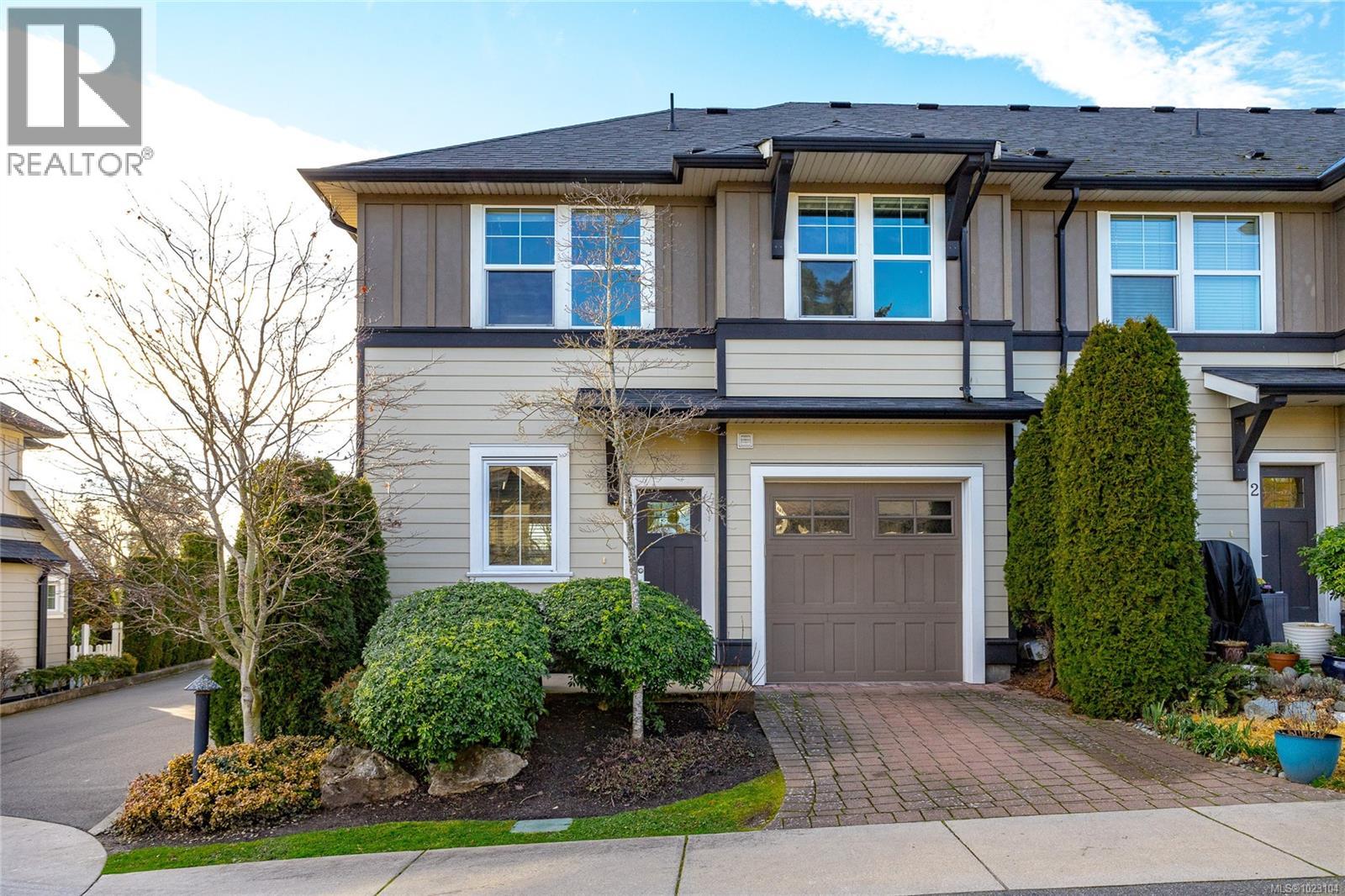 3 3903 Douglas Street, Saanich