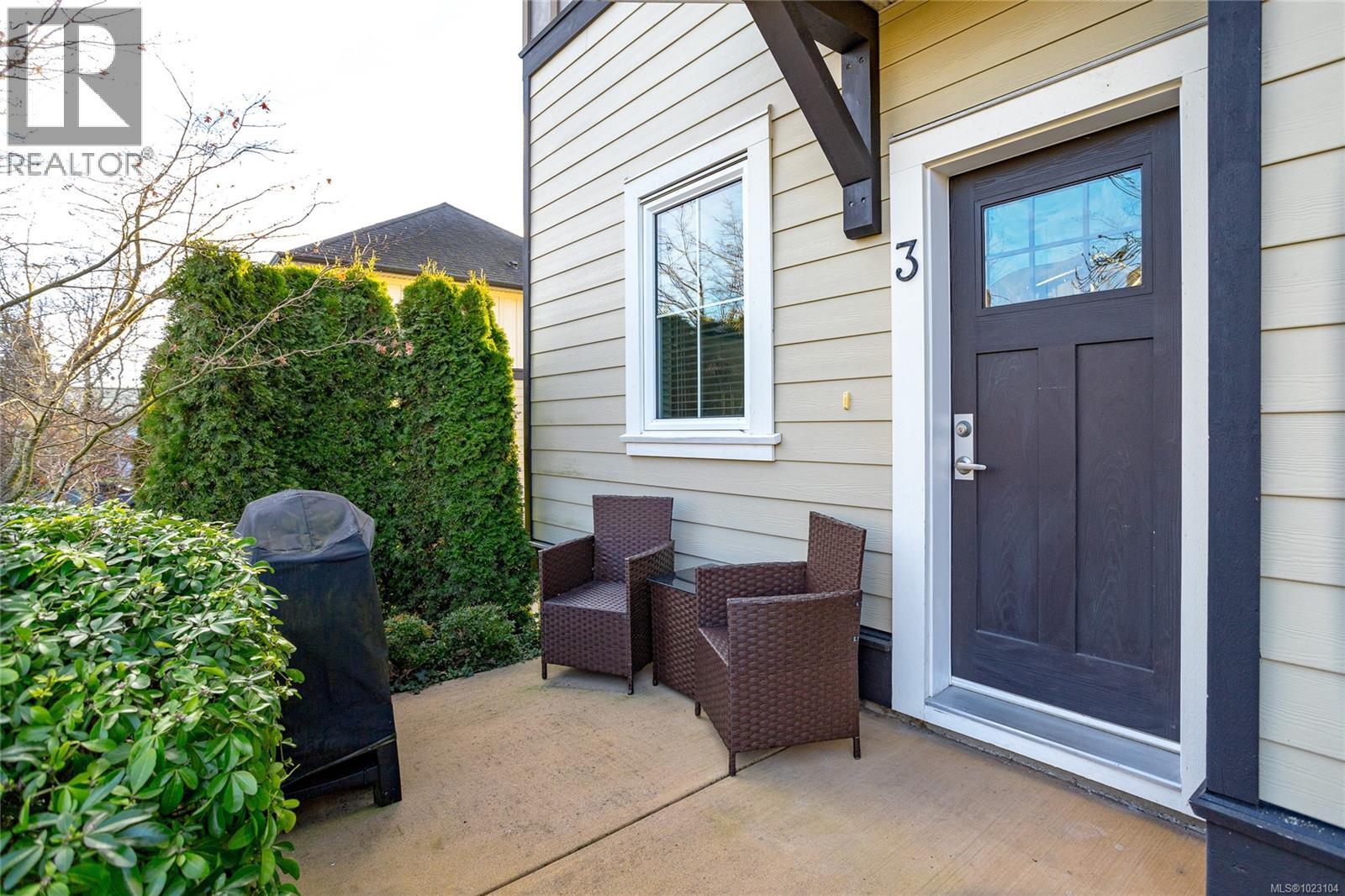 3 3903 Douglas Street, Saanich