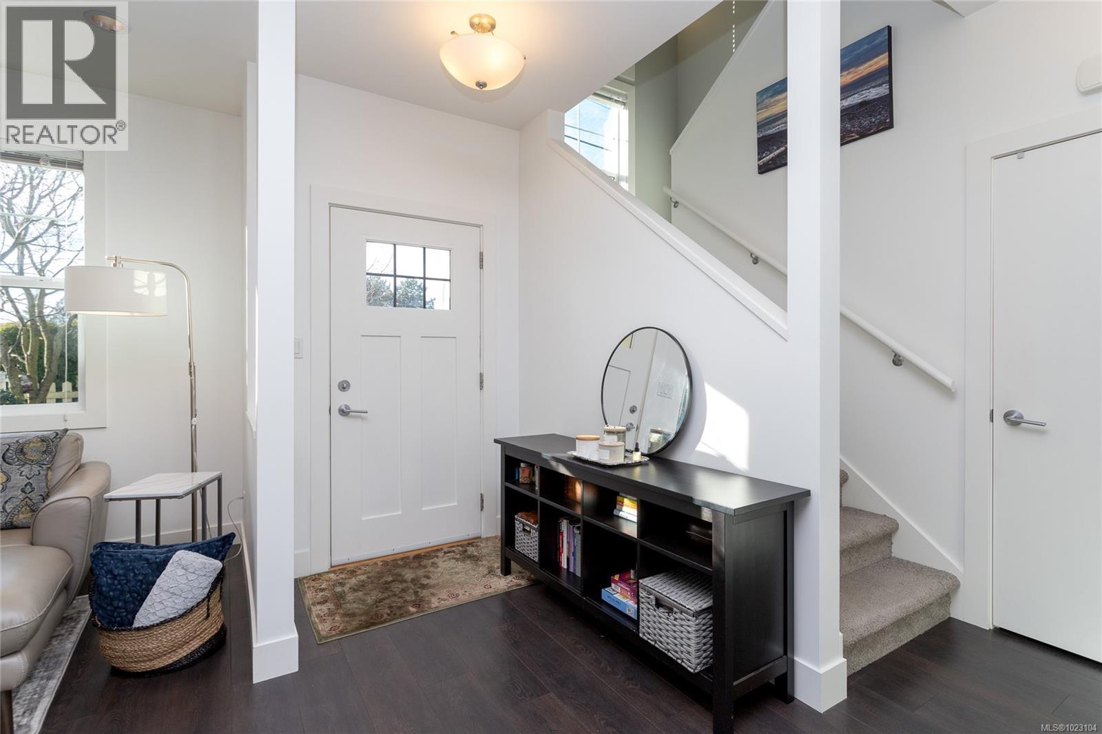 3 3903 Douglas Street, Saanich