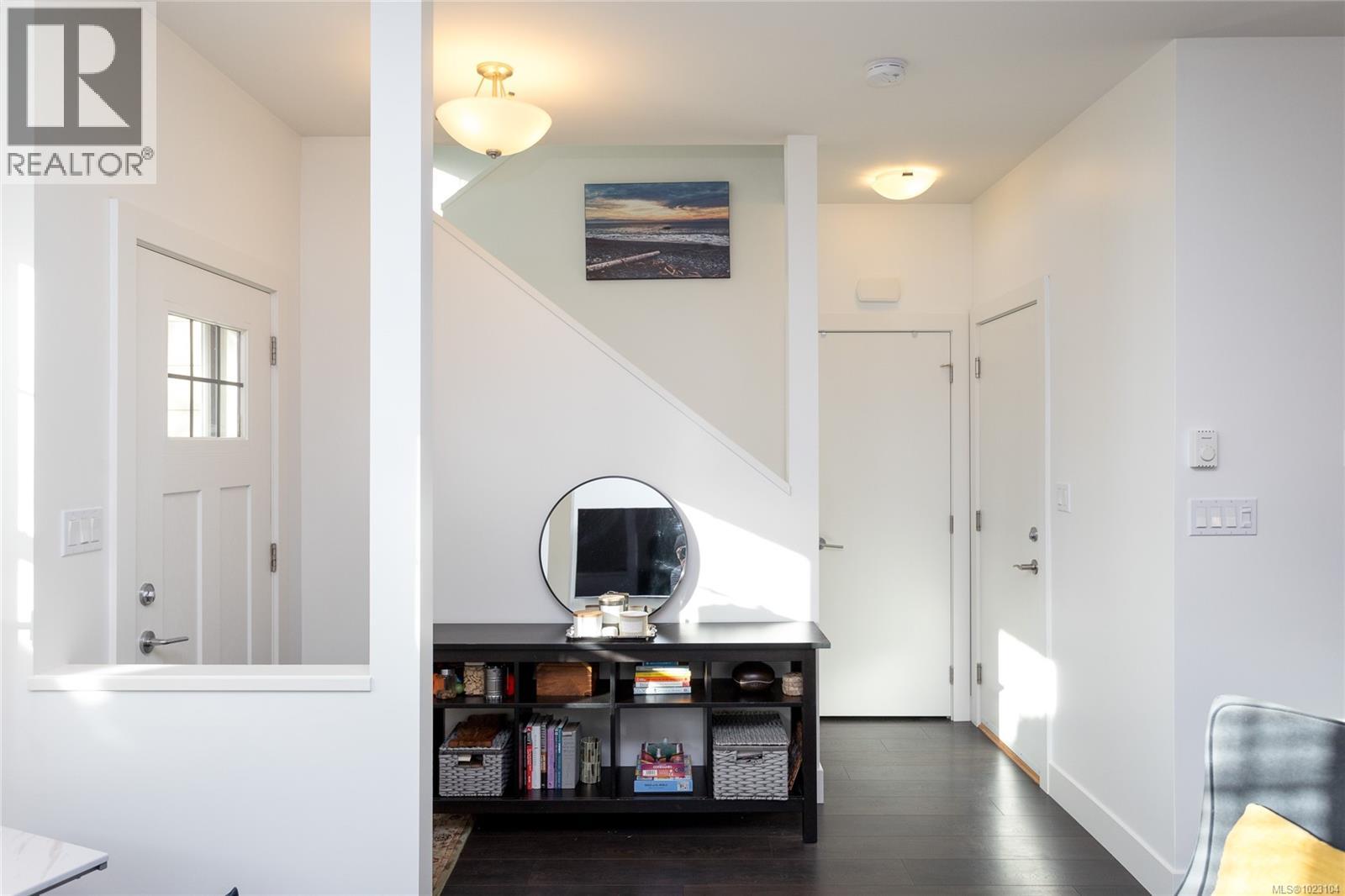 3 3903 Douglas Street, Saanich