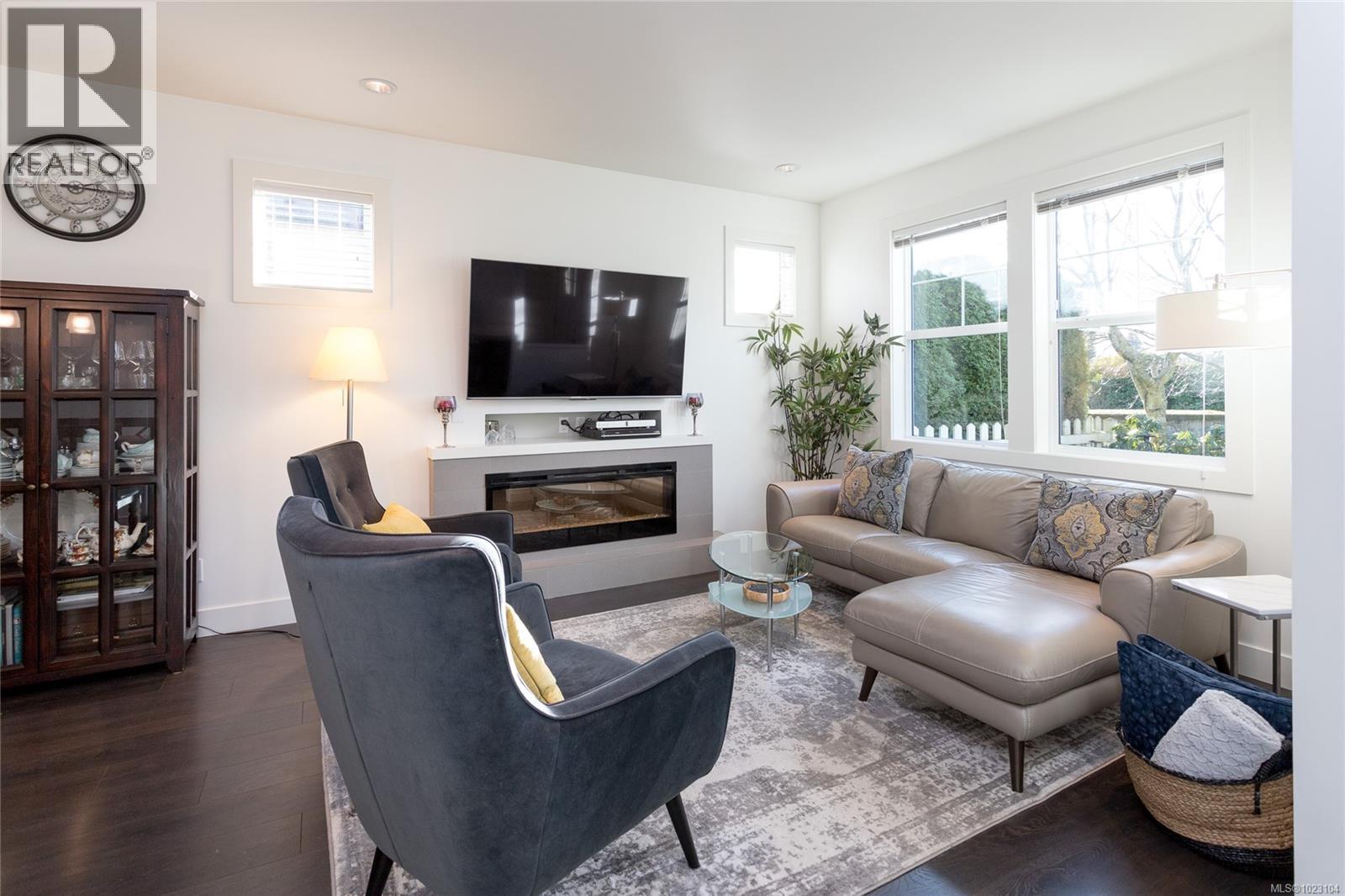 3 3903 Douglas Street, Saanich