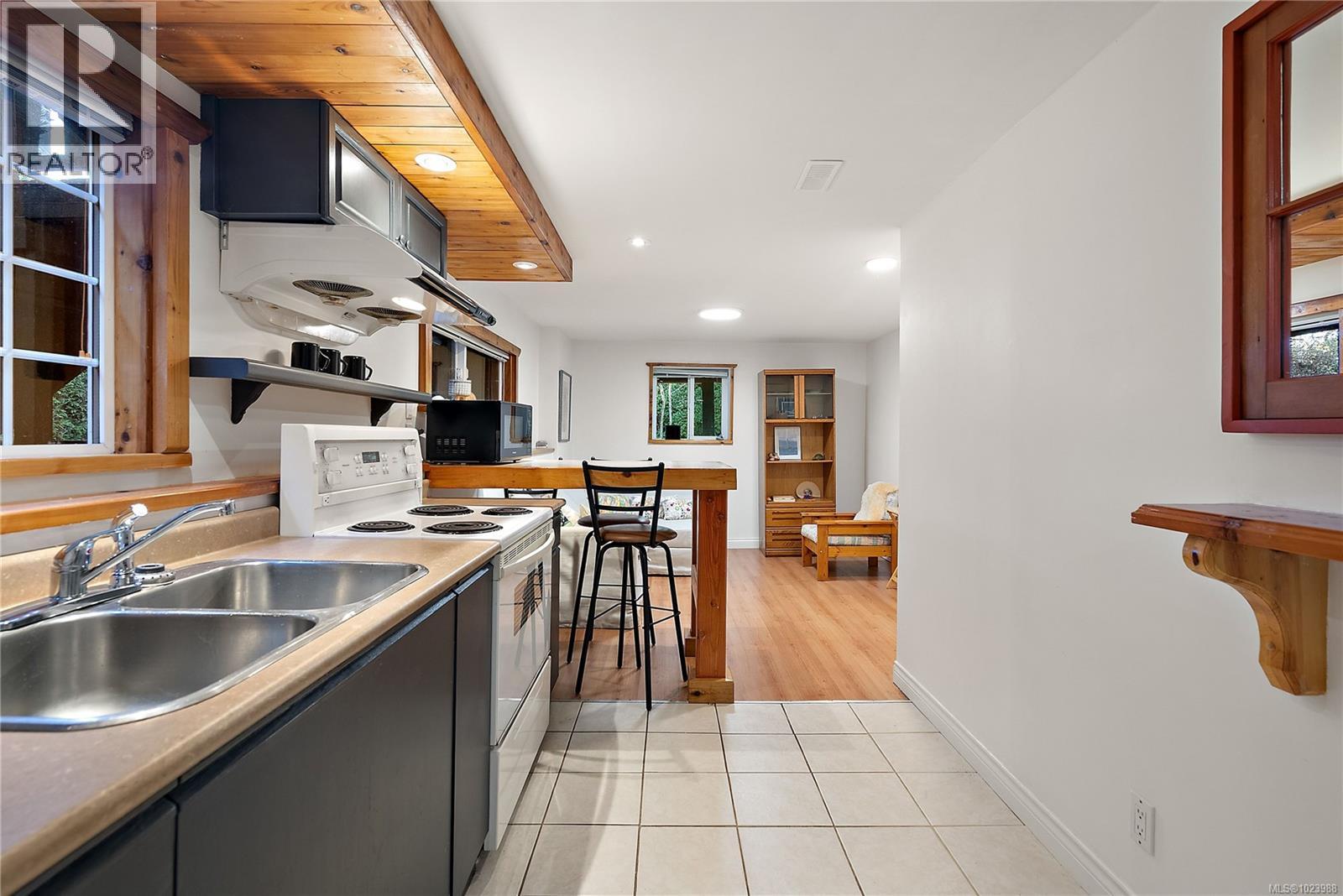 5 869 Clarke Rd, Central Saanich